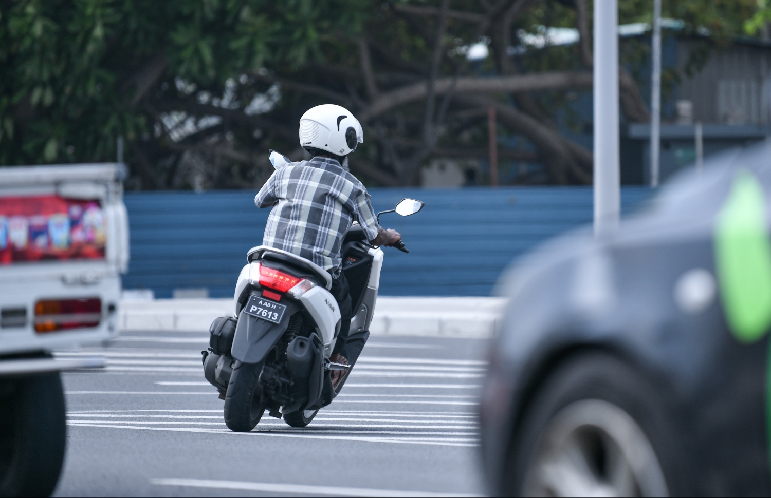 މާލެ: ޖެނުއަރީ 10، 2019- ސިނަމާލެ ބްރިޖު މަތިން ފައިބައިގެން ސައިކަލުގައި ދުއްވާފައި ދާ މީހަކު ހެލްމެޓް އަޅައިގެން: ބްރިޖުން ދަތުރުކުރާއިރު ހެލްމެޓް އަޅަން މަޖުބޫރުކޮށް، މާޗް މަހުގެ 10 ވަނަ ދުވަހުން ފެށިގެން އެއުސޫލަށް އަމަލުކުރަން ފެށުމަށް ޓްރާންސްޕޯޓް މިނިސްޓްރީން މިއަދު ވަނީ ހަމަޖައްސާފައި.---ފޮޓޯ: ހުސައިން ވަހީދު/މިހާރު