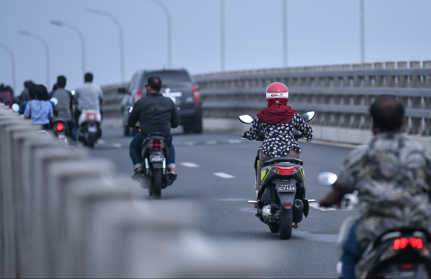 މާލެ: ޖެނުއަރީ 10، 2019- ސިނަމާލެ ބްރިޖު މަތިން ސައިކަލުގައި ދުއްވާފައި ދާ މީހަކު ހެލްމެޓް އަޅައިގެން: ބްރިޖުން ދަތުރުކުރާއިރު ހެލްމެޓް އަޅަން މަޖުބޫރުކޮށް، މާޗް މަހުގެ 10 ވަނަ ދުވަހުން ފެށިގެން އެއުސޫލަށް އަމަލުކުރަން ފެށުމަށް ޓްރާންސްޕޯޓް މިނިސްޓްރީން މިއަދު ވަނީ ހަމަޖައްސާފައި.---ފޮޓޯ: ހުސައިން ވަހީދު/މިހާރު