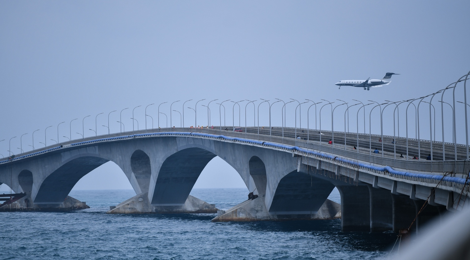 މާލެ: ޖެނުއަރީ 10، 2019- ސިނަމާލެ ބްރިޖު ކައިރިން ހުޅުލެއަށް ޖައްސަން އަންނަ ޖެޓެއް: ސިނަމާލެ ބްރިޖުގައި ގިނަ އެކްސިޑެންޓްތަކެއް ހިނގަމުންދާތީ ޓްރާންސްޕޯޓް މިނިސްޓްރީން މިއަދު ވަނީ އާއުސޫލު ތަކެއް ކަނޑައަޅާފައި.---ފޮޓޯ: ހުސައިން ވަހީދު/މިހާރު