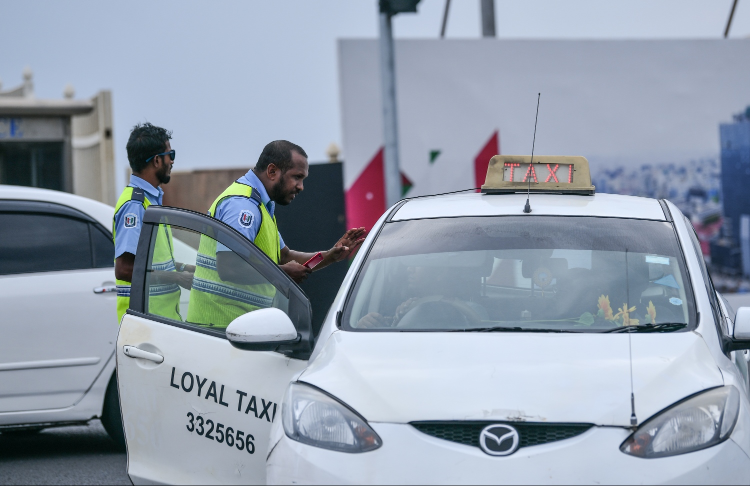 މާލެ: ޖެނުއަރީ 10، 2019- ސިނަމާލެ ބްރިޖު މަތީގައި ޓްރެފިކް ޕޮލިހުންތަކެއް ޓެކްސީއެއް ހުއްޓުވުމަށްފަހު ސުވާލުކުރަނީ: ޓެކްސީތަކުގައި މީޓަރު ހަރުކޮށްގެން ދަތުރުކުރާ ގޮތަށް ބަދަލުކުރުމަށް ޓްރާންސްޕޯޓް މިނިސްޓްރީން މިއަދު ވަނީ ހަމަޖައްސާފައި.---ފޮޓޯ: ހުސައިން ވަހީދު/މިހާރު