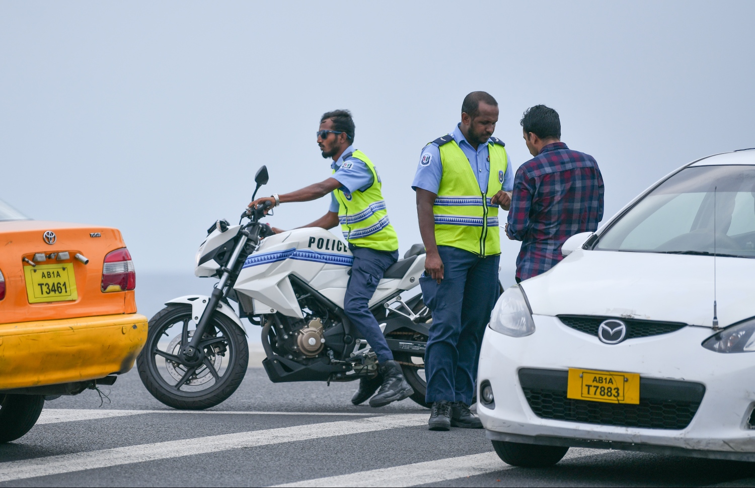 މާލެ: ޖެނުއަރީ 10، 2019- ސިނަމާލެ ބްރިޖު މަތީގައި ޓްރެފިކް ޕޮލިހުން ހަރަކާތްތެރިވަނީ: ބްރިޖުން ދަތުރުކުރާއިރު ހެލްމެޓް އަޅަން މަޖުބޫރުކޮށް، މާޗް މަހުގެ 10 ވަނަ ދުވަހުން ފެށިގެން އެއުސޫލަށް އަމަލުކުރަން ފެށުމަށް ޓްރާންސްޕޯޓް މިނިސްޓްރީން މިއަދު ވަނީ ހަމަޖައްސާފައި.---ފޮޓޯ: ހުސައިން ވަހީދު/މިހާރު