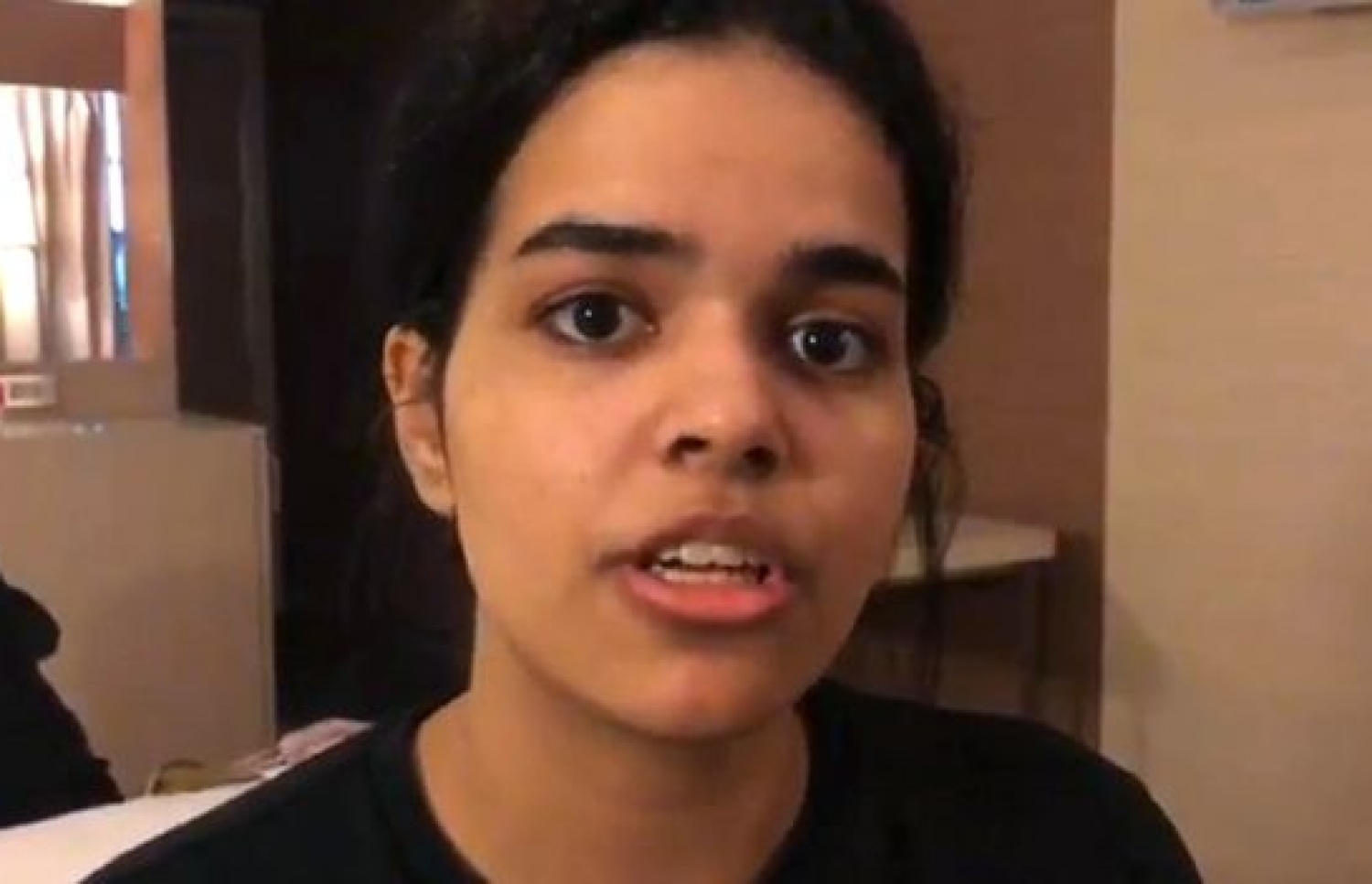 ބެންކޮކް އެއާޕޯޓުގައި ހުރި ސައުދީ އަރަބިއާގެ އަންހެން ކުއްޖާ. --ފޮޓޯ:އޭއެފްޕީ