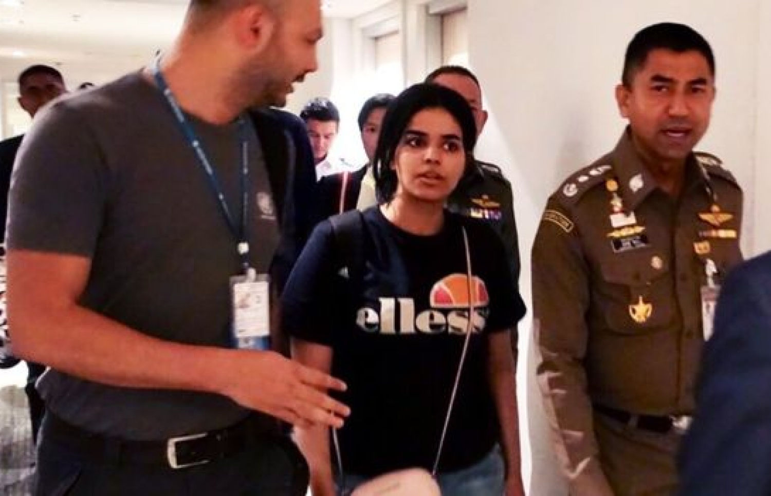 ރަހަފް (މ) ބެންކޮކް އެއާޕޯޓުގައި ތައި އިމިގްރޭޝަން އަދި އދ.ގެ އޮފިޝަލުންނާ އެކު. --ފޮޓޯ:އޭއެފްޕީ