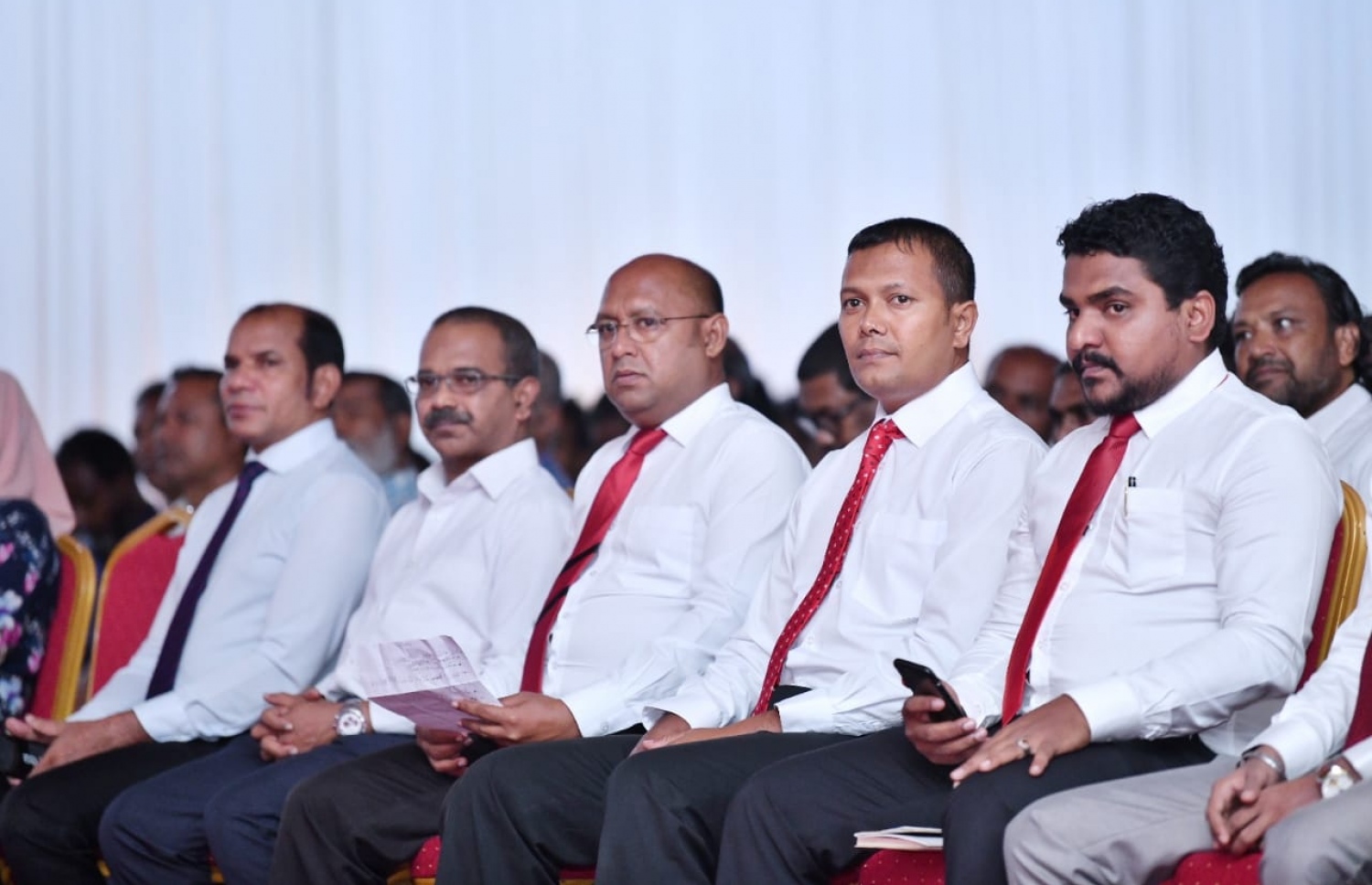 ލޭބާ ޕާޓީ އުފެއްދުމުގައި އިސްކޮށް ހަރަކާތްތެރިވެވަޑައިގަންނަވާ ބައެއް ބޭފުޅުން މިރޭގެ ޖަލްސާގައި.---ފޮޓޯ: ހުސައިން ވަހީދު/މިހާރު