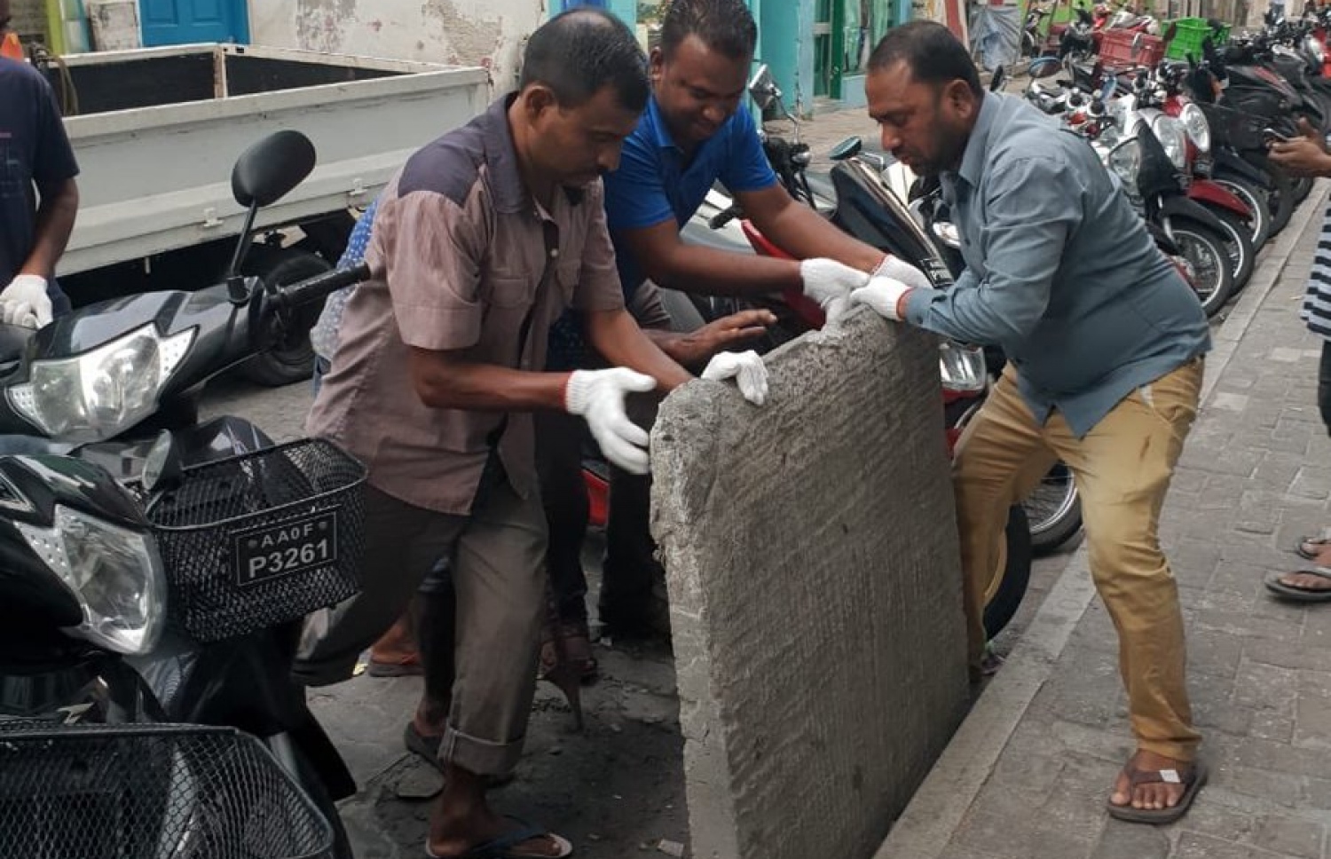 މާލޭގެ މަގެއްގެ މަތީގައި ހުރި ސިމެންތި ޕެލެޓެއް ސިޓީ ކައުންސިލުން ނަގަނީ.-- ފޮޓޯ: މާލެ ސިޓީ ކައުންސިލް