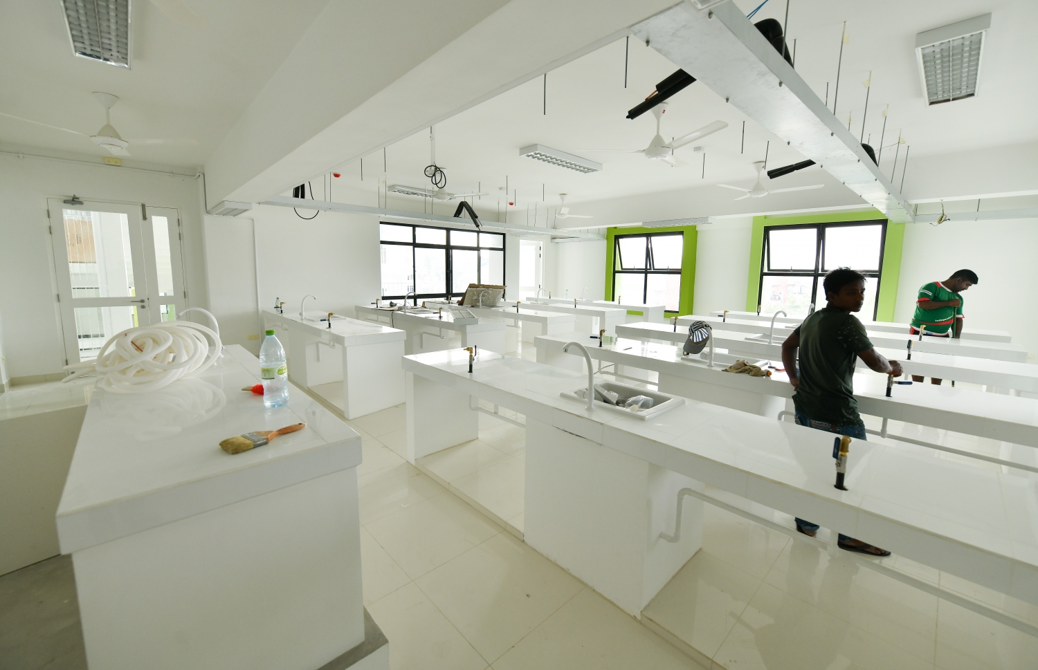 ހުރަވީ ސްކޫލްގެ ލެބޯރަޓަރީ: އެއް ފަހަރާ 30 ކުދިންނަށް އަޖުމަބެލުމުގެ މަސައްކަތްކުރެވޭނެ -- ފޮޓޯ: ނިޝާތު އަލީ/މިހާރު