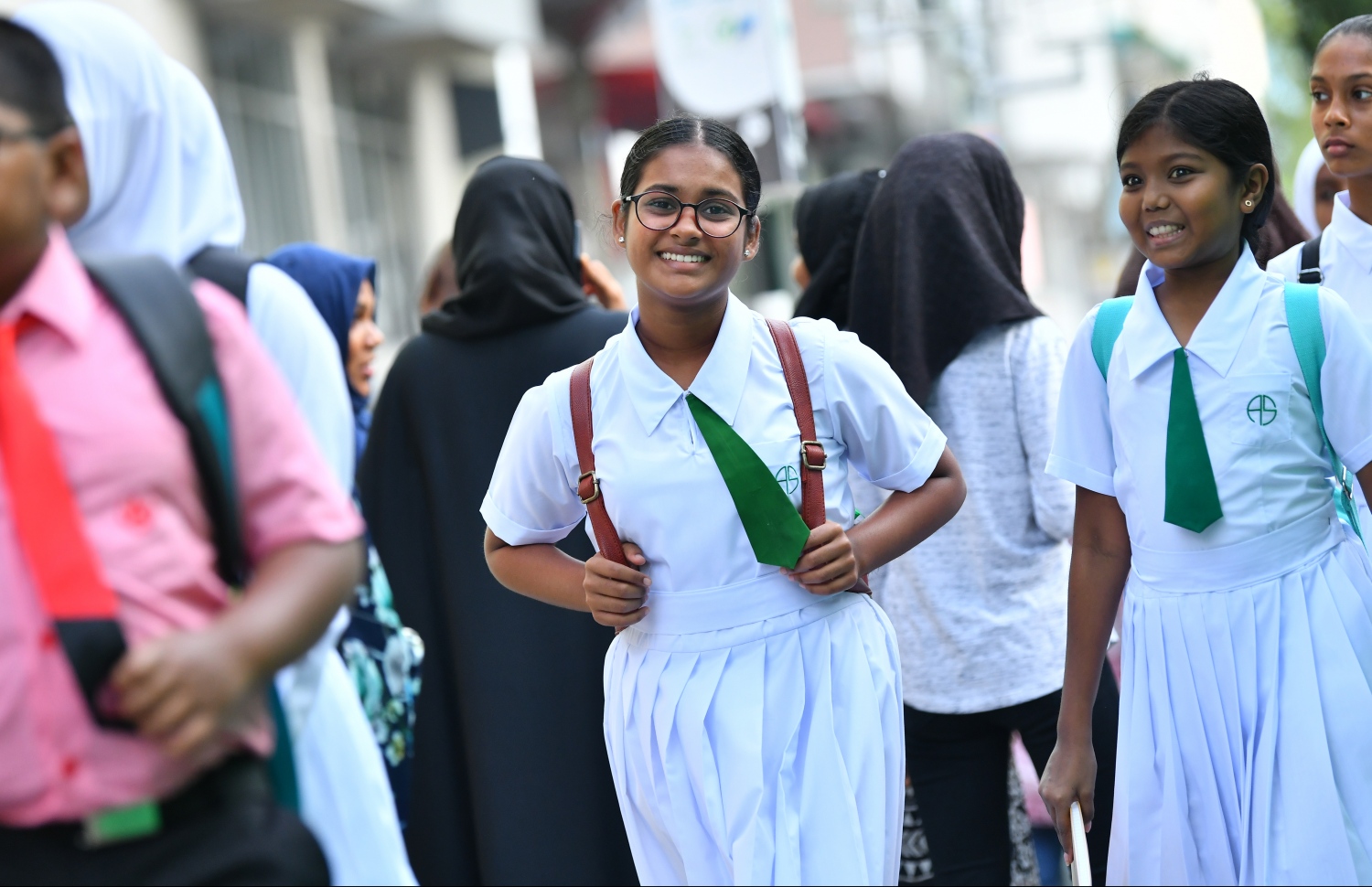 މާލެ: ޖެނުއަރީ 13، 2019- ތައުލީމީ އާއަހަރުގެ ފުރަތަމަ ދުވަހު ސުކޫލަށް ހާޒިރުވާ ދަރިވަރެއް ސުކޫލަށް ދަނީ: 73،000 އަށް ވުރެ ގިނަ ދަރިވަރުންނާ އެކު މިއަދު އާ އަހަރުގެ ކިޔެވުން ވަނީ ފަށާފައި.---ފޮޓޯ: ހުސައިން ވަހީދު/މިހާރު