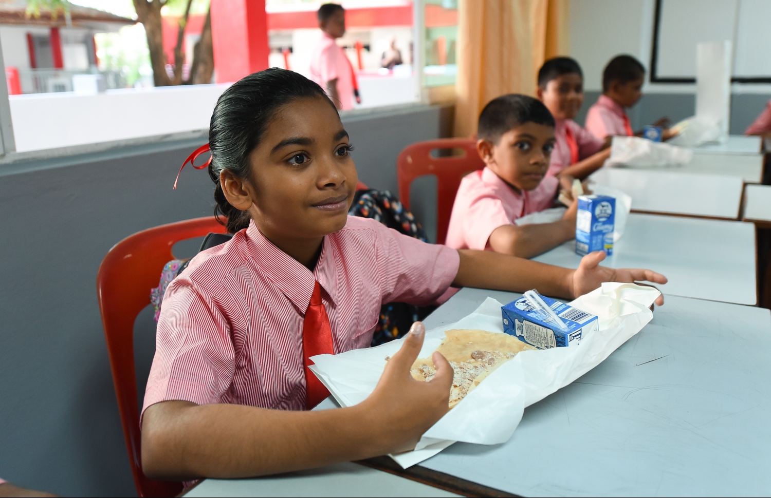 އިސްކަންދަރު ސްކޫލުގައި ދަރިވަރުން ހެނދުނުގެ ނާސްތާގައި: ރާއްޖެއަށް މުޅިން އާ ކަމެއް -- ފޮޓޯ: ހުސެއިން ވަހީދު/ މިހާރު