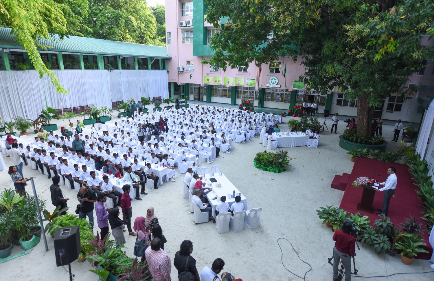 މާލެ: ޖެނުއަރީ 13، 2019- ސްކޫލް ކުދިންނަށް ސަރުކާރުގެ ޚަރަދުގައި ހިލޭ ނާސްތާ ދިނުމުގެ ޕްރޮގްރާމް ފެށުމަށް އަމީނިއްޔާ ސްކޫލްގައި ބޭއްވި ރަސްމިއްޔާތުގައި ނައިބު ރައީސް ފައިސަލް ނަސީމް ވާހަކަފުޅު ދައްކަވަނީ.---ފޮޓޯ: ހުސައިން ވަހީދު/މިހާރު