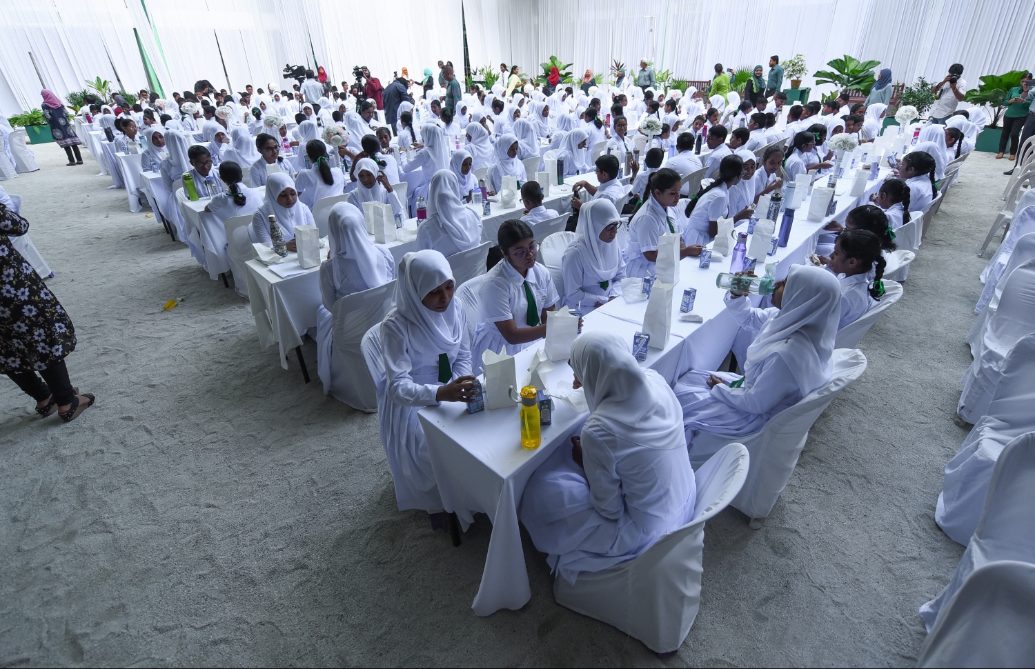 ދަރިވަރުންތަކެއް ސްކޫލުގައި ނާސްތާ ނަގަނީ: "ނޮން ޓްރެޑިޝަނަލް" ދާއިރާތަކުން ވެސް ކުރިއަށް ދާން އަންހެން ކުދިންނަށް ހިތްވަރު ދޭން ޖެހޭ