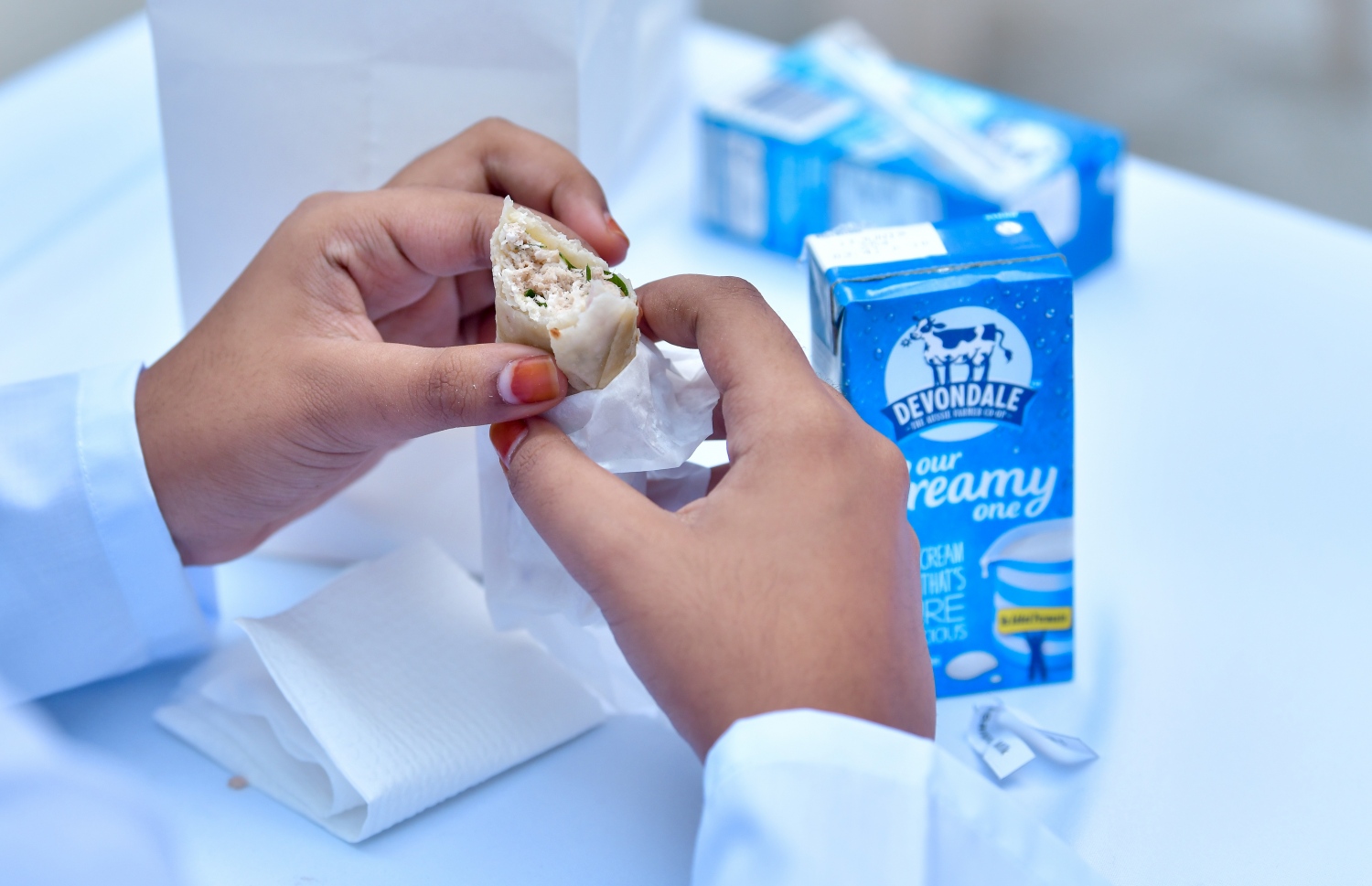 މާލެ: ޖެނުއަރީ 13، 2019- ސްކޫލް ކުދިންނަށް ސަރުކާރުގެ ޚަރަދުގައި ހިލޭ ނާސްތާ ދިނުމުގެ ޕްރޮގްރާމް ފެށުމަށް އަމީނިއްޔާ ސްކޫލްގައި ބޭއްވި ރަސްމިއްޔާތުގައި ދަރިވަރަކު ނާސްތާ ނަގަނީ.---ފޮޓޯ: ނިޝާން އަލީ/މިހާރު