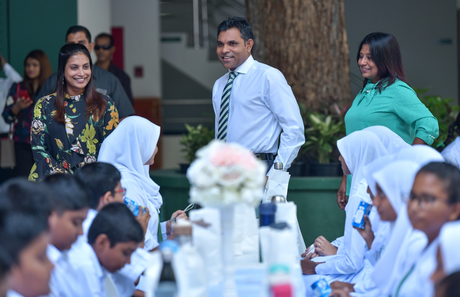 މާލެ: ޖެނުއަރީ 13، 2019- ސްކޫލް ކުދިންނަށް ސަރުކާރުގެ ޚަރަދުގައި ހިލޭ ނާސްތާ ދިނުމުގެ ޕްރޮގްރާމް ފެށުމަށް އަމީނިއްޔާ ސްކޫލްގައި ބޭއްވި ރަސްމިއްޔާތުގައި ނައިބު ރައީސް ފައިސަލް ނަސީމާއި އެޑިއުކޭޝަން މިނިސްޓަރު ޑރ. އާއިޝަތު އަލީ ބައިވެރިވެވަޑައިގަންނަވަނީ.---ފޮޓޯ: ނިޝާން އަލީ/މިހާރު