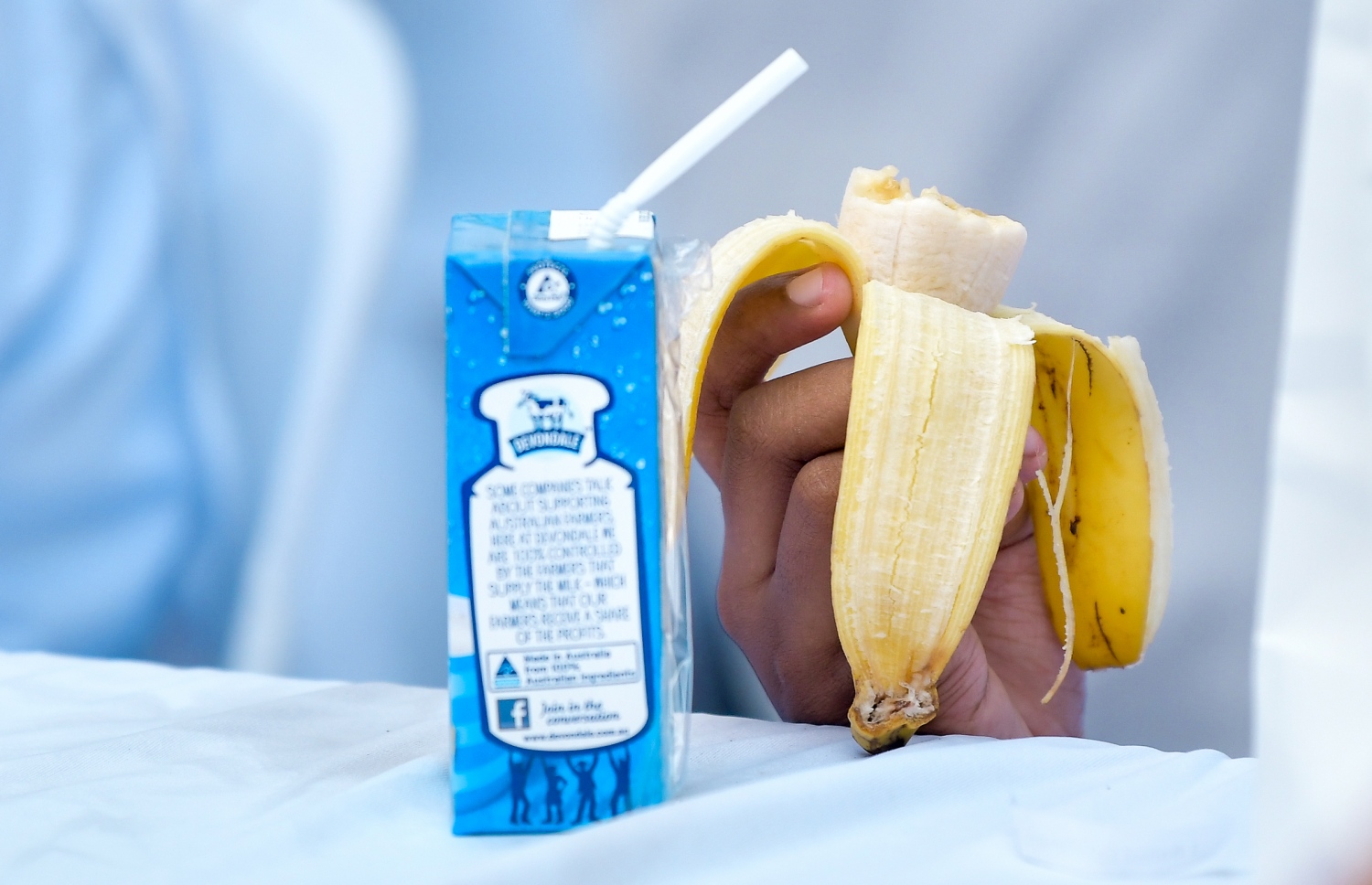 މާލެ: ޖެނުއަރީ 13، 2019- ސަރުކާރުގެ ޚަރަދުގައި ދަރިވަރުންނަށް ނާސްތާ ދޭން ފެށުމަށް، އަމީނިއްޔާ ސްކޫލުގައި ބޭއްވި ރަސްމިއްޔާތުގައި ދަރިވަރަކު ނާސްތާ އަށް ދޮންކޭލެއް ކަނީ.---ފޮޓޯ: ނިޝާން އަލީ/ މިހާރު