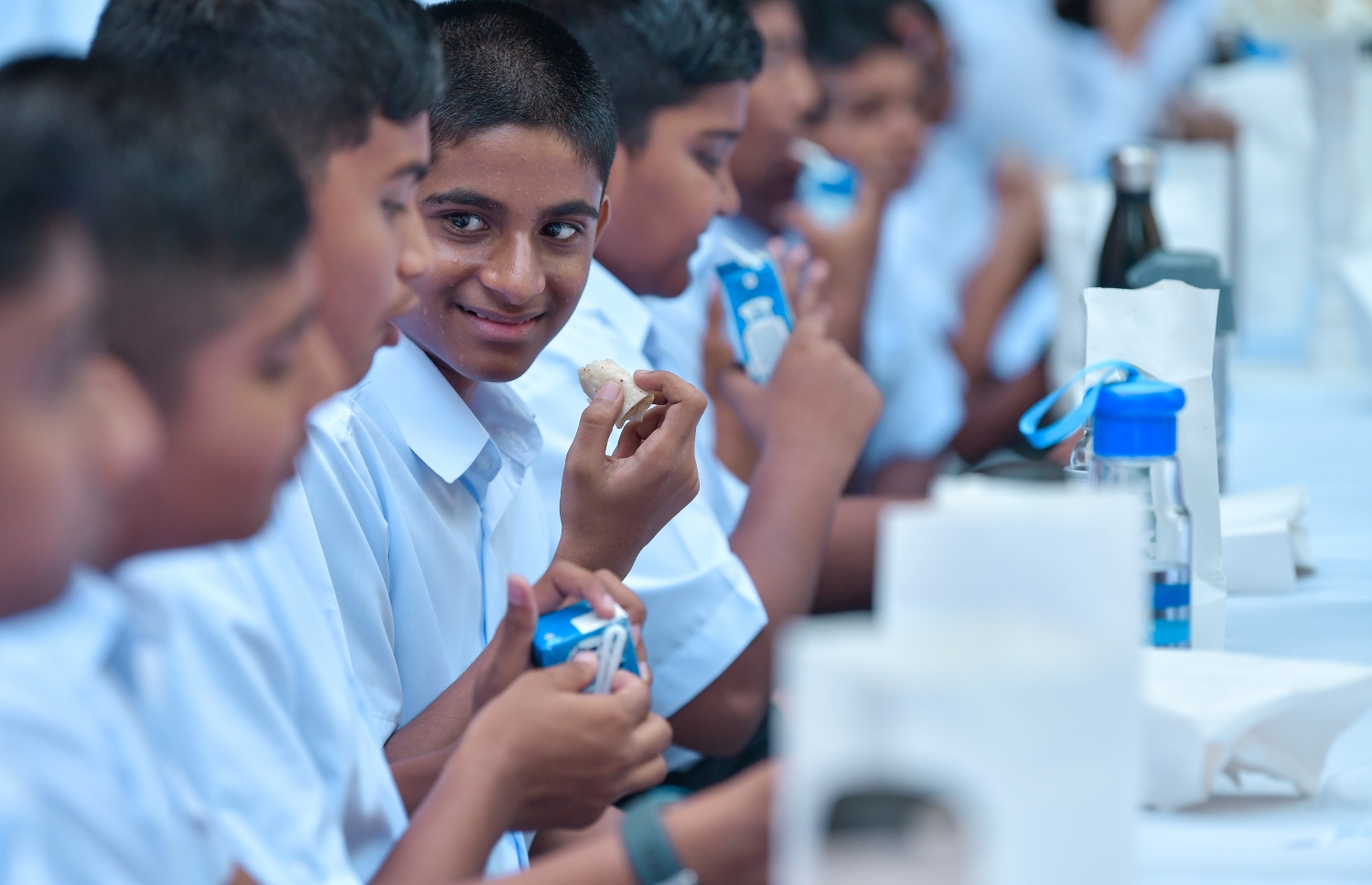 މާލެ: ޖެނުއަރީ 13، 2019- ސްކޫލް ކުދިންނަށް ސަރުކާރުގެ ޚަރަދުގައި ހިލޭ ނާސްތާ ދިނުމުގެ ޕްރޮގްރާމް ފެށުމަށް އަމީނިއްޔާ ސްކޫލްގައި ބޭއްވި ރަސްމިއްޔާތުގައި ބައެއް ދަރިވަރުން ނާސްތާ ނަގަނީ.---ފޮޓޯ: ނިޝާން އަލީ/މިހާރު