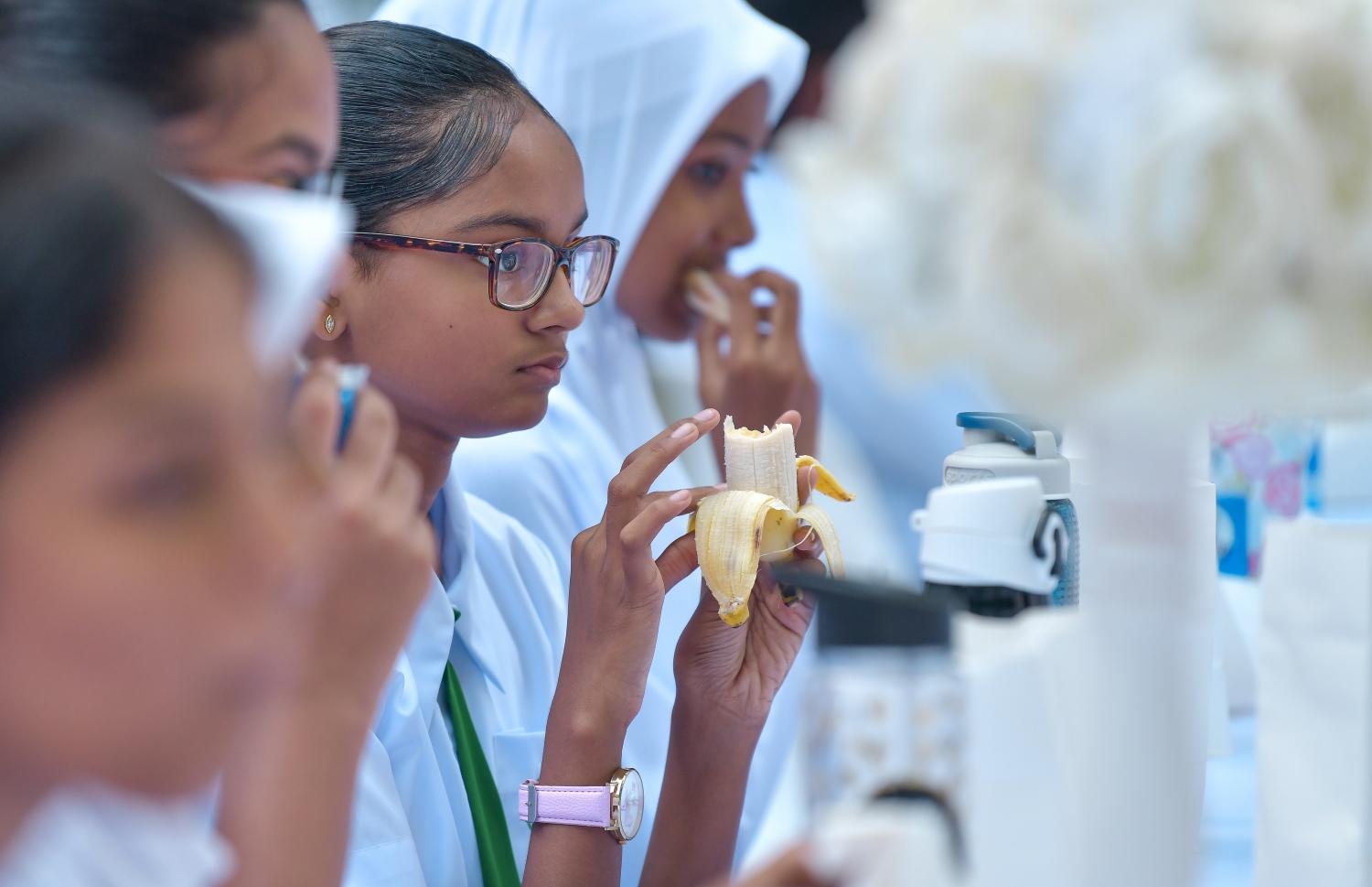 މާލެ: ޖެނުއަރީ 13، 2019- ސްކޫލް ކުދިންނަށް ސަރުކާރުގެ ޚަރަދުގައި ހިލޭ ނާސްތާ ދިނުމުގެ ޕްރޮގްރާމް ފެށުމަށް އަމީނިއްޔާ ސްކޫލްގައި ބޭއްވި ރަސްމިއްޔާތުގައި ދަރިވަރަކު ދޮންކޭލެއް ކަނީ.---ފޮޓޯ: ނިޝާން އަލީ/މިހާރު