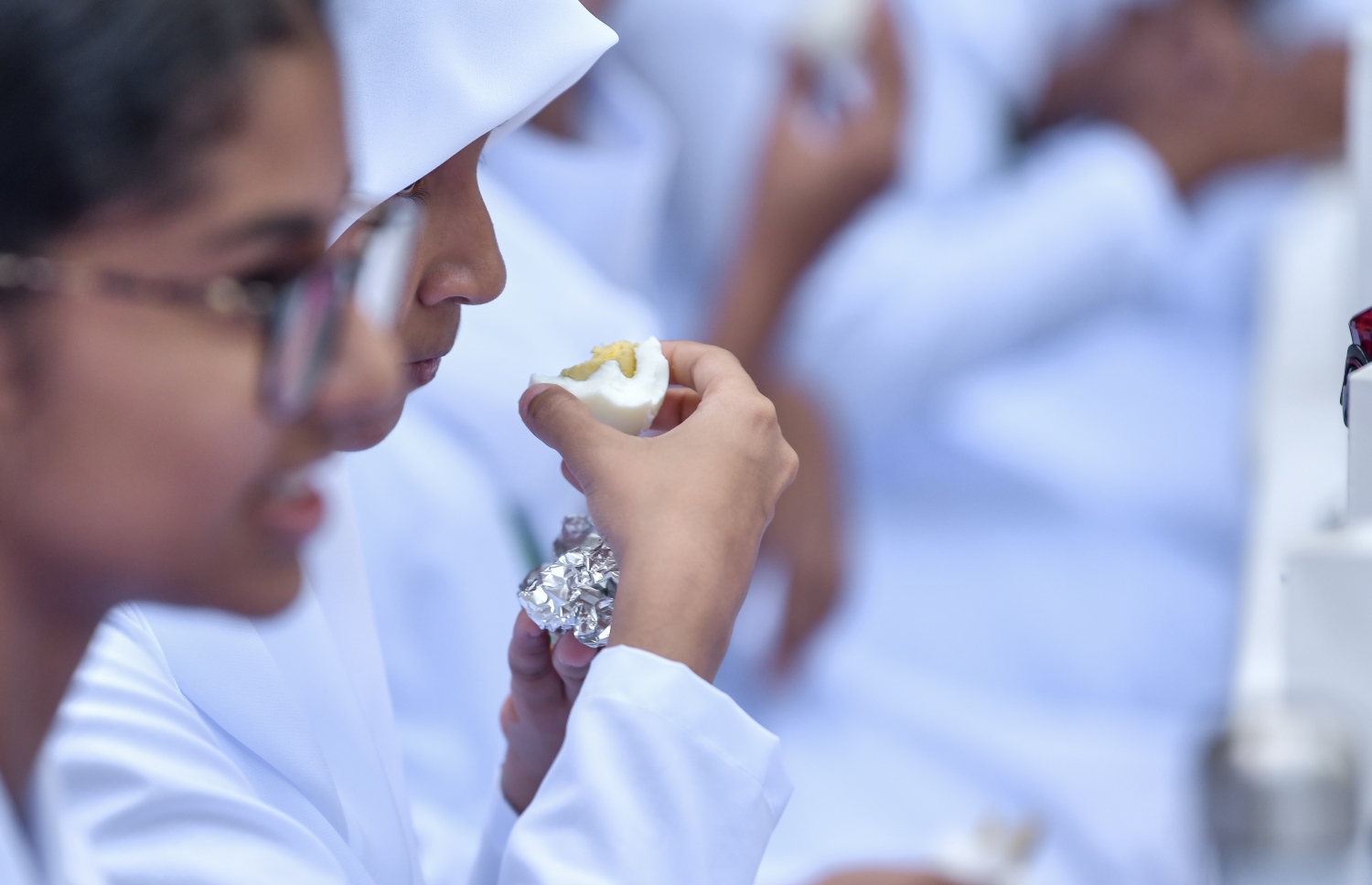 މާލެ: ޖެނުއަރީ 13، 2019- ސްކޫލް ކުދިންނަށް ސަރުކާރުގެ ޚަރަދުގައި ހިލޭ ނާސްތާ ދިނުމުގެ ޕްރޮގްރާމް ފެށުމަށް އަމީނިއްޔާ ސްކޫލްގައި ބޭއްވި ރަސްމިއްޔާތުގައި ދަރިވަރަކު ނާސްތާ ނަގަނީ.---ފޮޓޯ: ނިޝާން އަލީ/މިހާރު