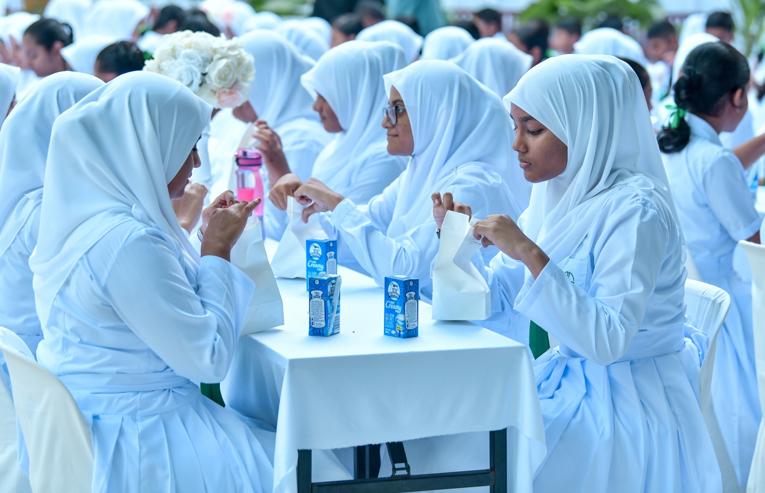 މާލެ: ޖެނުއަރީ 13، 2019- ސްކޫލް ކުދިންނަށް ސަރުކާރުގެ ޚަރަދުގައި ހިލޭ ނާސްތާ ދިނުމުގެ ޕްރޮގްރާމް ފެށުމަށް އަމީނިއްޔާ ސްކޫލްގައި ބޭއްވި ރަސްމިއްޔާތުގައި ބައެއް ދަރިވަރުން ނާސްތާ ނަގަނީ.---ފޮޓޯ: ނިޝާން އަލީ/މިހާރު