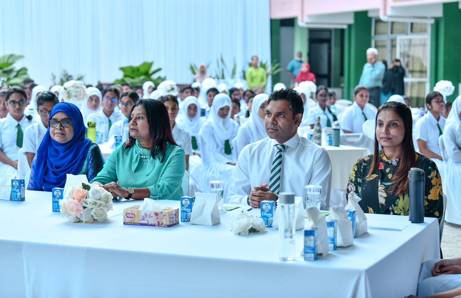 މާލެ: ޖެނުއަރީ 13، 2019- ސްކޫލް ކުދިންނަށް ސަރުކާރުގެ ޚަރަދުގައި ހިލޭ ނާސްތާ ދިނުމުގެ ޕްރޮގްރާމް ފެށުމަށް އަމީނިއްޔާ ސްކޫލްގައި ބޭއްވި ރަސްމިއްޔާތުގައި ނައިބު ރައީސް ފައިސަލް ނަސީމާއި އެޑިއުކޭޝަން މިނިސްޓަރު ޑރ. އާއިޝަތު އަލީ އެޑިއުކޭޝަން މިނިސްޓްރީ އަދި އަމީނިއްޔާގެ ބައެއް އިސްވެރިން ބައިވެރިވެވަޑައިގަންނަވަނީ.---ފޮޓޯ: ނިޝާން އަލީ/މިހާރު