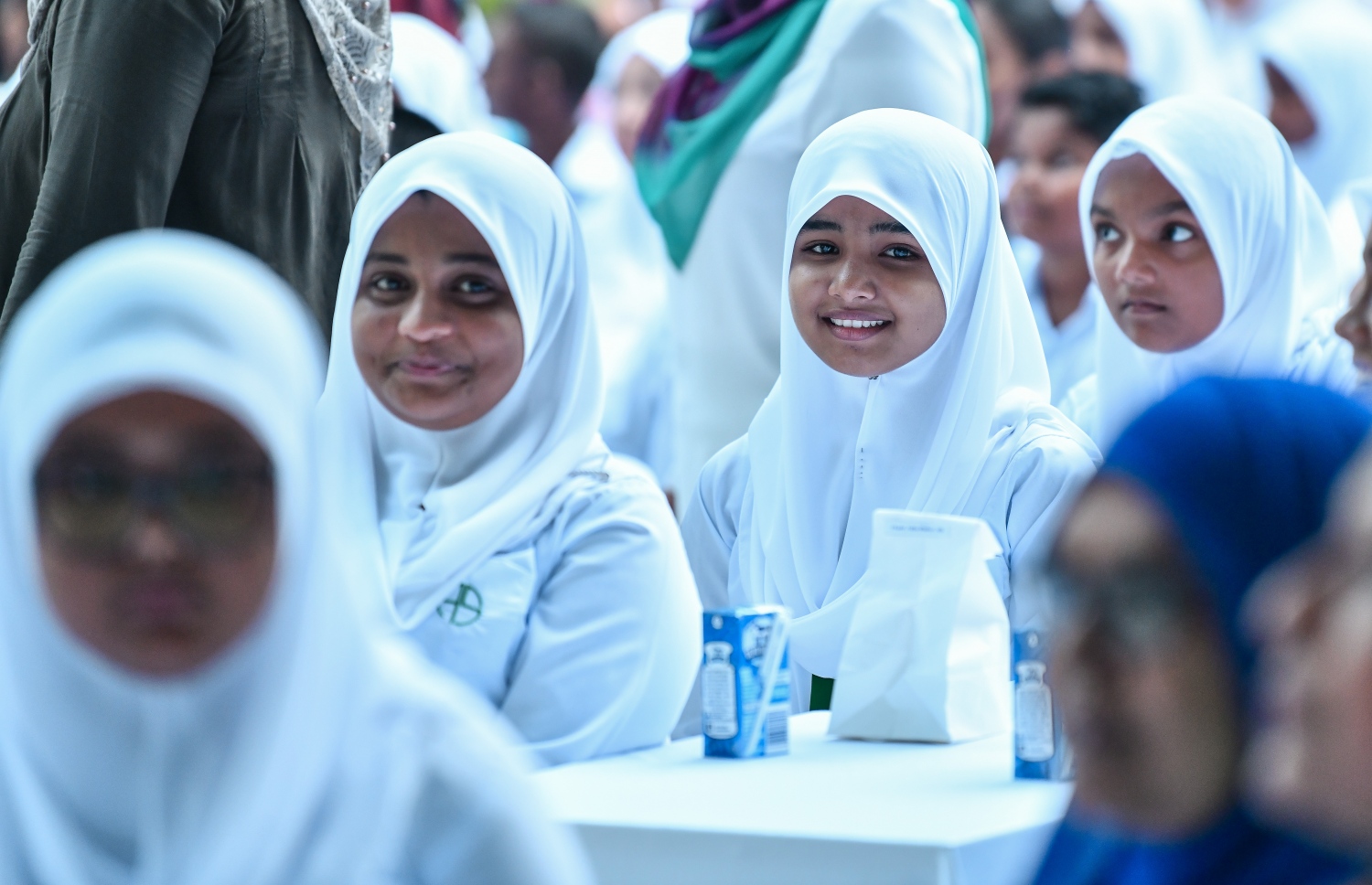 މާލެ: ޖެނުއަރީ 13، 2019- ސްކޫލް ކުދިންނަށް ސަރުކާރުގެ ޚަރަދުގައި ހިލޭ ނާސްތާ ދިނުމުގެ ޕްރޮގްރާމް ފެށުމަށް އަމީނިއްޔާ ސްކޫލްގައި ބޭއްވި ރަސްމިއްޔާތުގައި ބައެއް ދަރިވަރުން ބައިވެރިވަނީ.---ފޮޓޯ: ނިޝާން އަލީ/މިހާރު