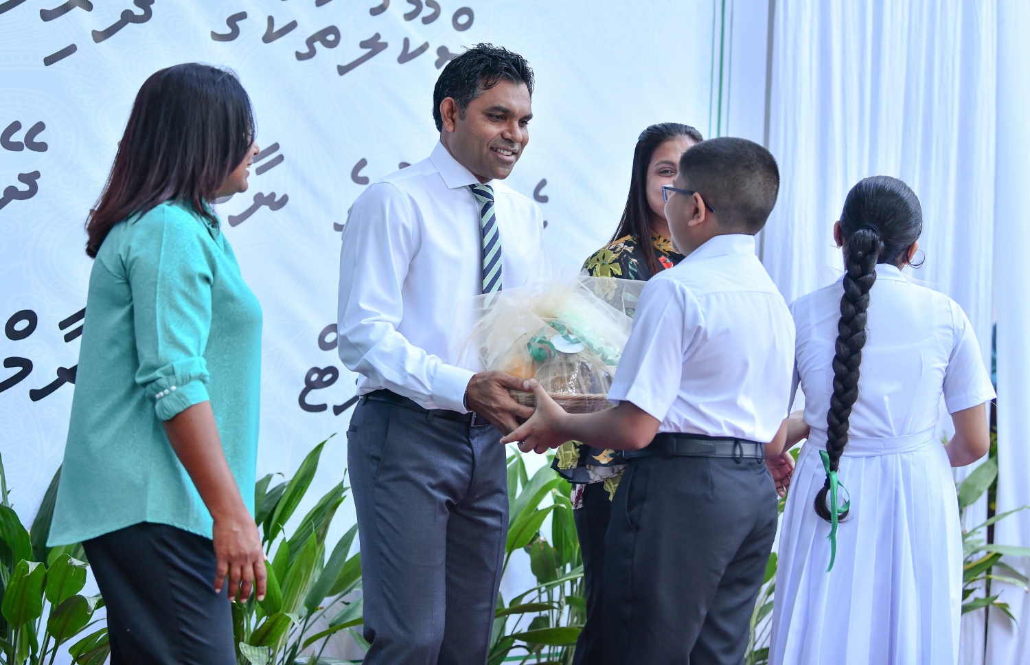 މާލެ: ޖެނުއަރީ 13، 2019- ސްކޫލް ކުދިންނަށް ސަރުކާރުގެ ޚަރަދުގައި ހިލޭ ނާސްތާ ދިނުމުގެ ޕްރޮގްރާމް ފެށުމަށް އަމީނިއްޔާ ސްކޫލްގައި ބޭއްވި ރަސްމިއްޔާތަށް ނައިބު ރައީސް ފައިސަލް ވަޑައިގަތުމުން އެ ސްކޫލްގެ ދަރިވަރަކު އެމަނިކުފާނަށް ހަދިޔާއެއް އަރުވަނީ.---ފޮޓޯ: ނިޝާން އަލީ/މިހާރު