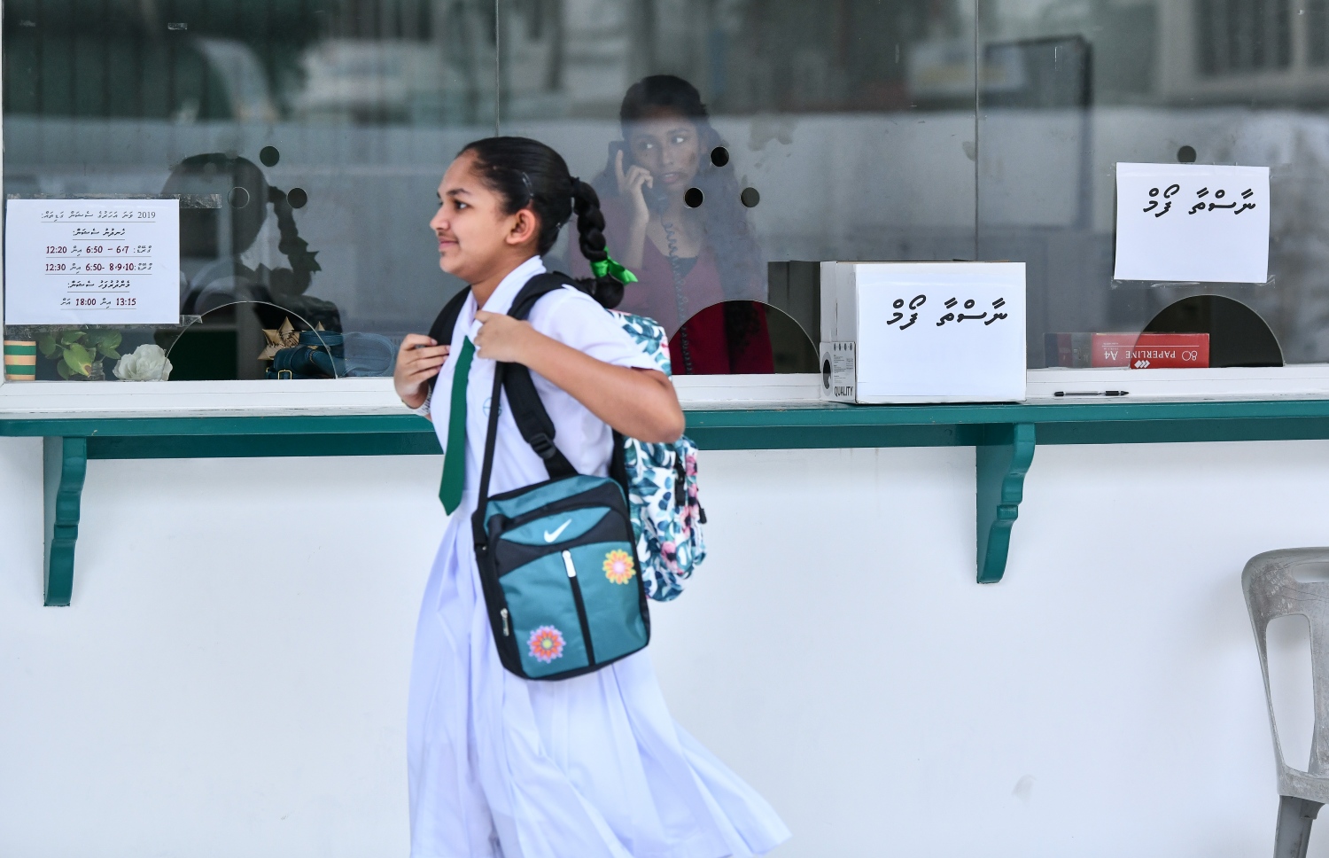 މާލެ: ޖެނުއަރީ 13، 2019- ތައުލީމީ އާއަހަރުގެ ފުރަތަމަ ދުވަހު ސުކޫލަށް ހާޒިރުވާ އަމީނިއްޔާ ސުކޫލުގެ ދަރިވަރުންތަކެއް އެސުކޫލުގެ ސިޑިން އަރަނީ: 73،000 އަށް ވުރެ ގިނަ ދަރިވަރުންނާ އެކު މިއަދު އާ އަހަރުގެ ކިޔެވުން ވަނީ ފަށާފައި.---ފޮޓޯ: ނިޝާން އަލީ/މިހާރު