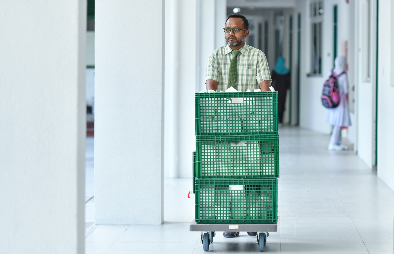 މާލެ: ޖެނުއަރީ 13، 2019- ސްކޫލް ކުދިންނަށް ސަރުކާރުގެ ޚަރަދުގައި ހިލޭ ނާސްތާ ދިނުމުގެ ޕްރޮގްރާމް ފެށުމަށް އަމީނިއްޔާ ސްކޫލްގައި ބޭއްވި ރަސްމިއްޔާތުގެ ތެރެއިން، އެ ސްކޫލްގެ ކުދިންގެ ނާސްތާ ހިފައިގެން މީހަކު ދަނީ.---ފޮޓޯ: ނިޝާން އަލީ/މިހާރު