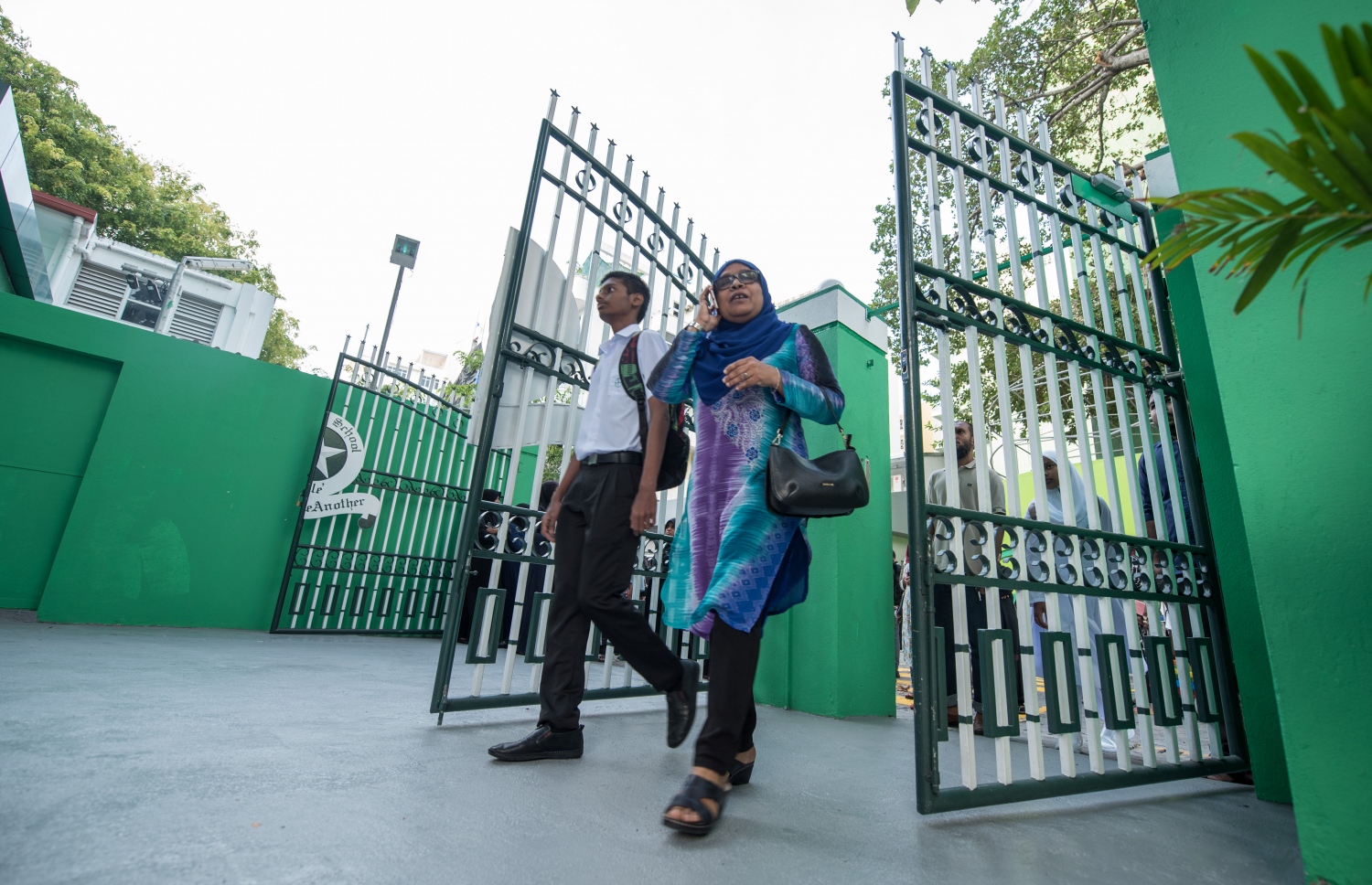 މާލެ: ޖެނުއަރީ 13، 2019- ތައުލީމީ އާއަހަރުގެ ފުރަތަމަ ދުވަހު ސުކޫލަށް ހާޒިރުވާ ދަރިވަރެއްގެ އަތުގައި ހިފައިގެން ބެލެނިވެރިއަކާއެކު އަމީނިއްޔާ ސުކޫލަށް ވަންނަނީ..---ފޮޓޯ: ނިޝާން އަލީ/މިހާރު