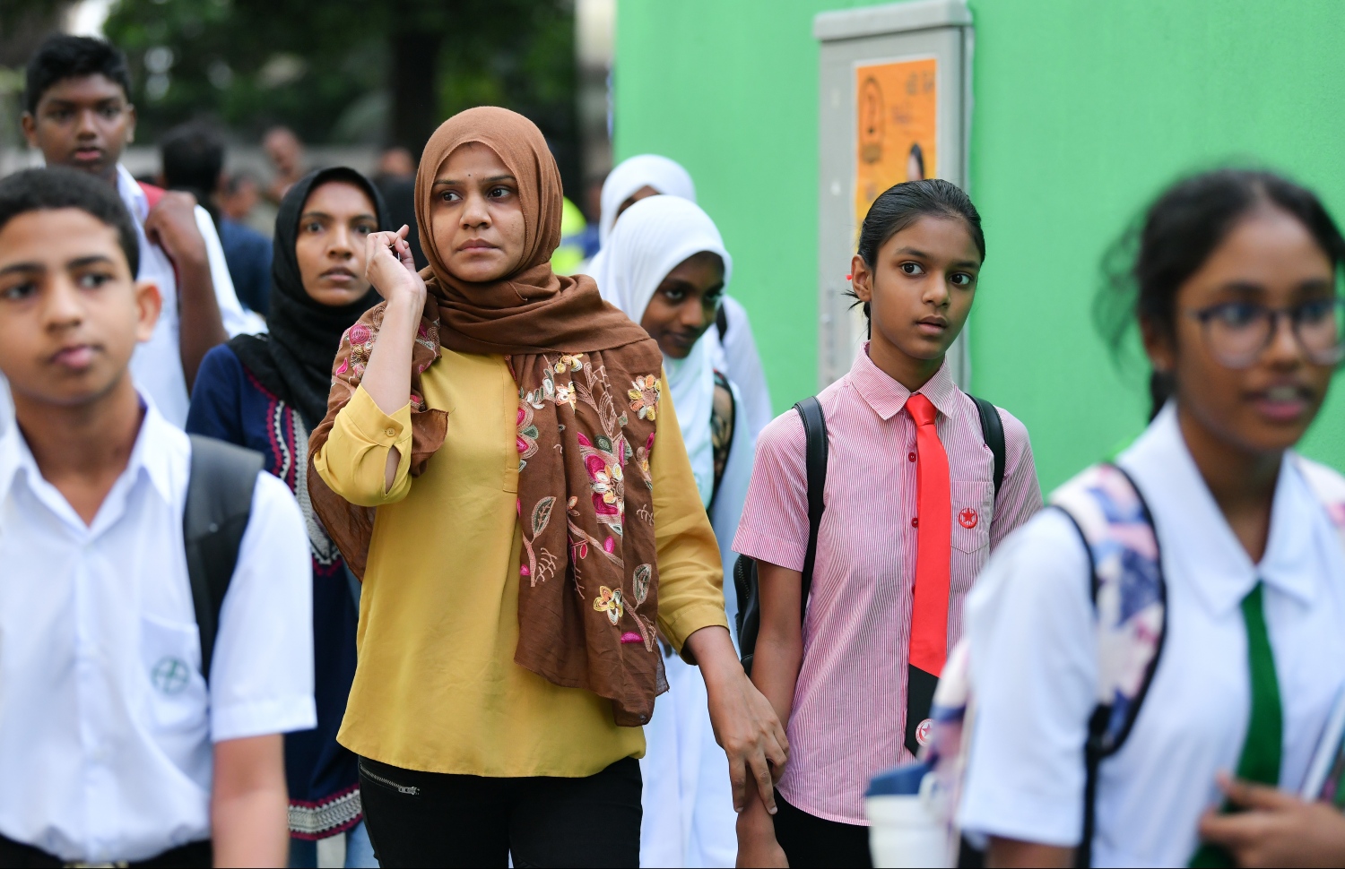 މާލެ: ޖެނުއަރީ 13، 2019- ތައުލީމީ އާއަހަރުގެ ފުރަތަމަ ދުވަހު ސުކޫލަށް ހާޒިރުވާ ދަރިވަރެއްގެ އަތުގައި ހިފައިގެން ބެލެނިވެރިއަކު ސުކޫލަށް ދަނީ: 73،000 އަށް ވުރެ ގިނަ ދަރިވަރުންނާ އެކު މިއަދު އާ އަހަރުގެ ކިޔެވުން ވަނީ ފަށާފައި.---ފޮޓޯ: ހުސައިން ވަހީދު/މިހާރު