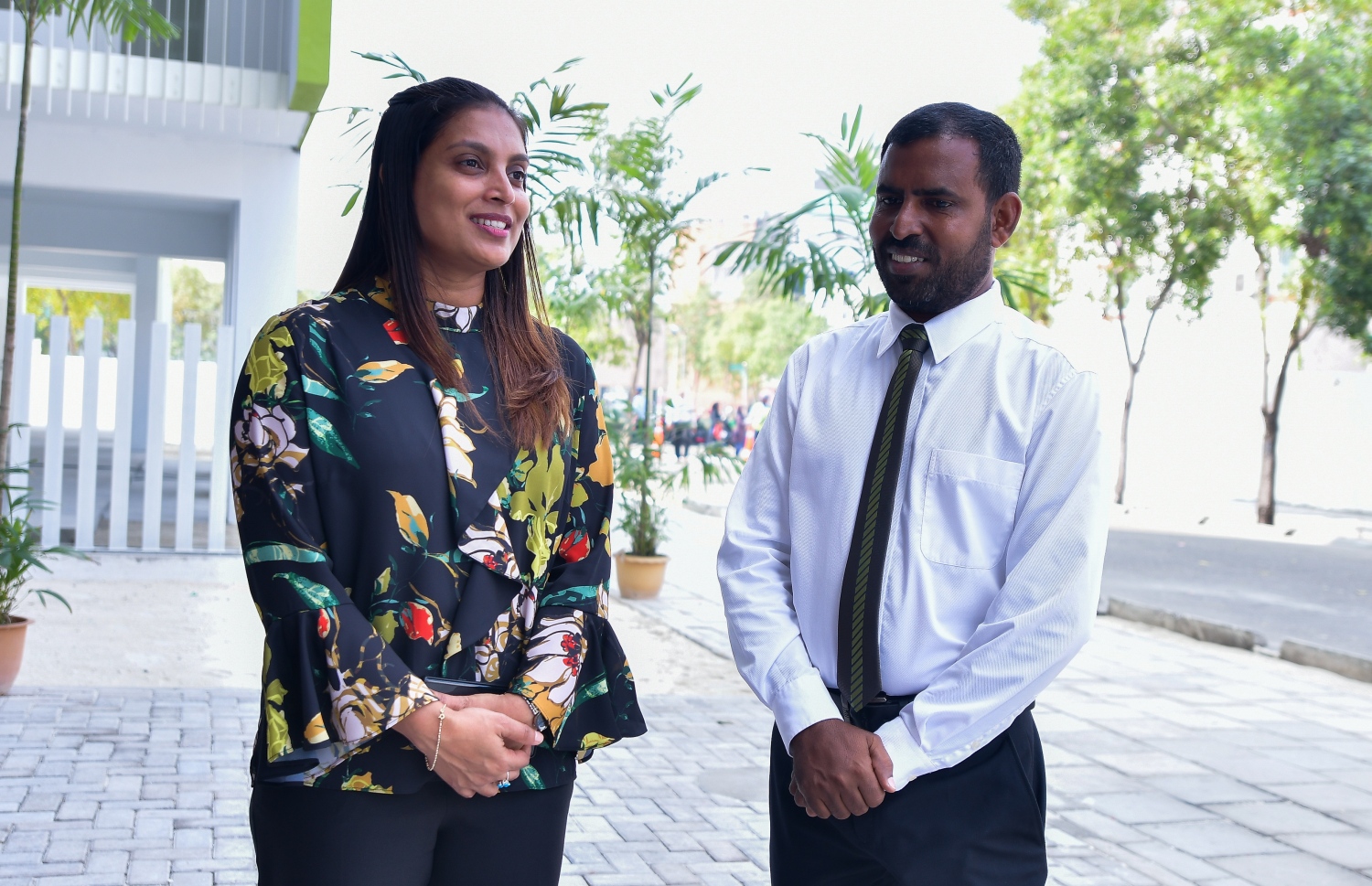 ހުޅުމާލެ: ޖެނުއަރީ 13، 2019- ރާއްޖޭގައި މިހާތަނަށް އިމާރާތްކުރި އެންމެ ބޮޑު ސްކޫލް، ހުޅުމާލޭގެ ހުރަވީ ސްކޫލް ރަސްމީކޮށް ހުޅުވުމުގެ ރަސްމިއްޔާތުގައި އެޑިއުކޭޝަން މިނިސްޓަރު ޑރ. އާއިޝަތު އަލީ އާއި އެ ސްކޫލްގެ ޕްރިންސިޕަލް ބައިވެރިވެވަޑައިގަންނަވަނީ.--- ފޮޓޯ: އަހުމަދު ނިޝާތު/މިހާރު