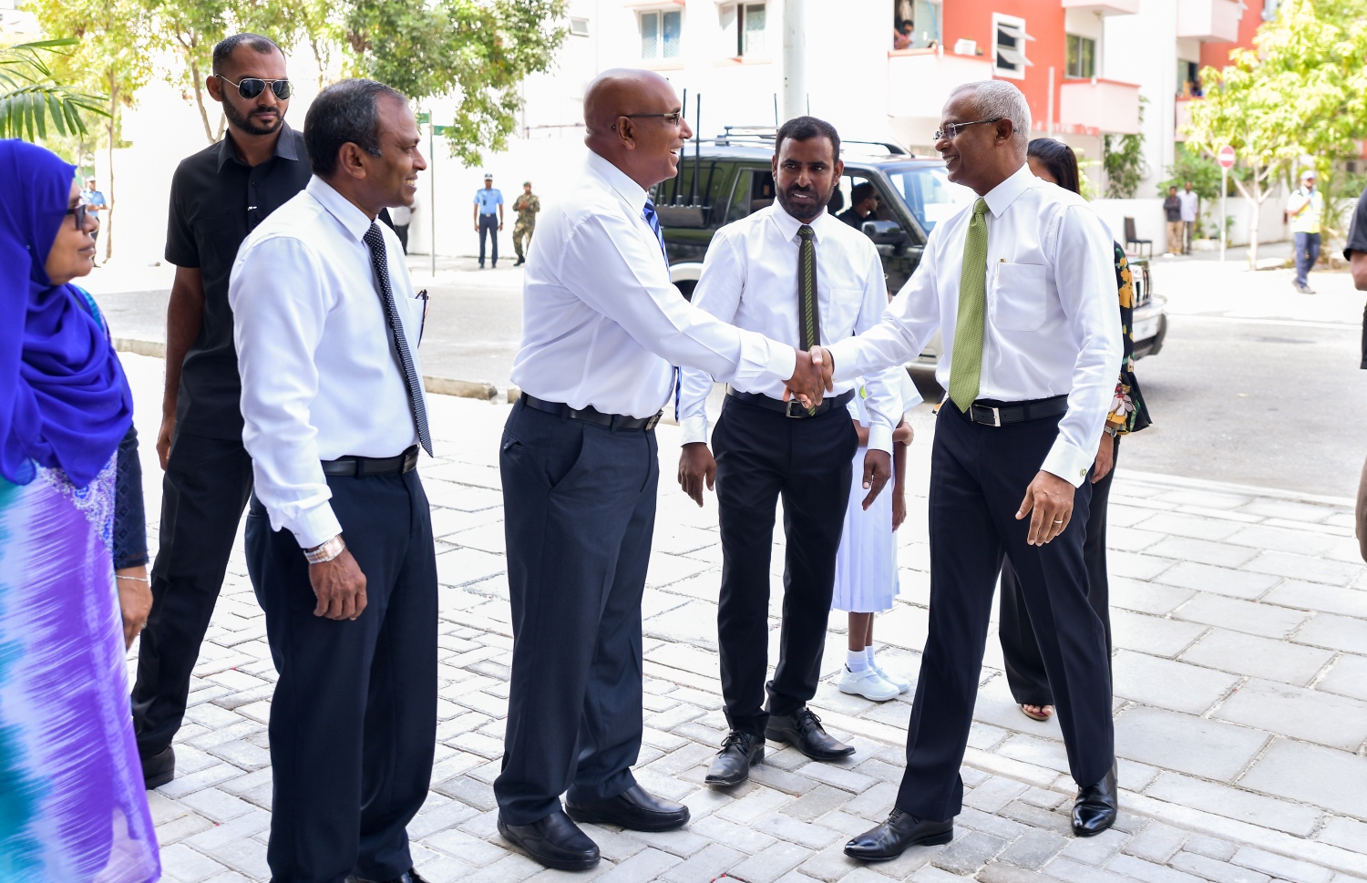 ހުޅުމާލެ: ޖެނުއަރީ 13، 2019- ރާއްޖޭގައި މިހާތަނަށް އިމާރާތްކުރި އެންމެ ބޮޑު ސްކޫލް، ހުޅުމާލޭގެ ހުރަވީ ސްކޫލް ރަސްމީކޮށް ހުޅުއްވައި ދެއްވުމަށް ރައީސް އިބްރާހިމް މުހައްމަދު ސޯލިހް ވަޑައިގަތުމުން، ހައުސިން ޑިވެލޮޕްމަންޓް ކޯޕަރޭޝަން (އެޗްޑީސީ) ގެ މެނޭޖިން ޑިރެކްޓަރު ސުހައިލް އަހުމަދު މަރުހަބާ ދަންނަވަނީ.--- ފޮޓޯ: އަހުމަދު ނިޝާތު/މިހާރު