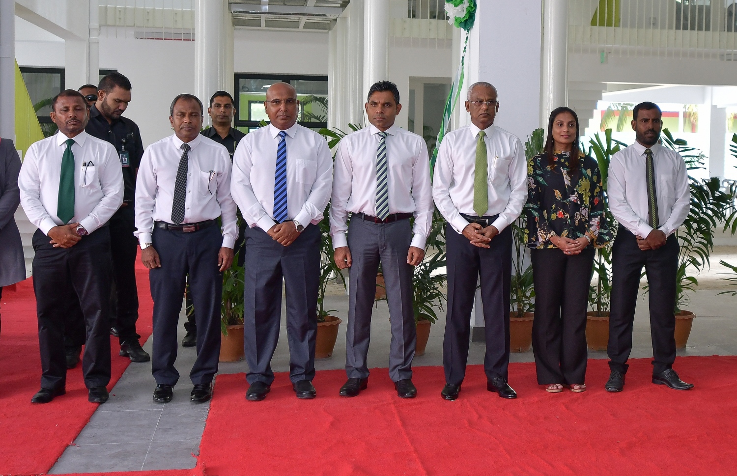ހުޅުމާލެ: ޖެނުއަރީ 13، 2019- ރާއްޖޭގައި މިހާތަނަށް އިމާރާތްކުރި އެންމެ ބޮޑު ސްކޫލް، ހުޅުމާލޭގެ ހުރަވީ ސްކޫލް ރަސްމީކޮށް ހުޅުއްވައި ދެއްވުމަށް ބޭއްވި ރަސްމިއްޔާތުގައި ރައީސް އިބްރާހިމް މުހައްމަދު ސޯލިހާއި ނައިބު ރައީސް ފައިސަލް ނަސީމާއި އެޑިއުކޭޝަން މިނިސްޓަރު ޑރ. އާއިޝަތު އަލީ އާއި އެޗްޑީސީ އަދި އެޑިއުކޭޝަން މިނިސްޓްރީގެ އެހެން ބައެއް އިސްވެރިން ބައިވެރިވެވަޑައިގަންނަވަނީ.---ފޮޓޯ: އަހުމަދު ނިޝާތު/މިހާރު