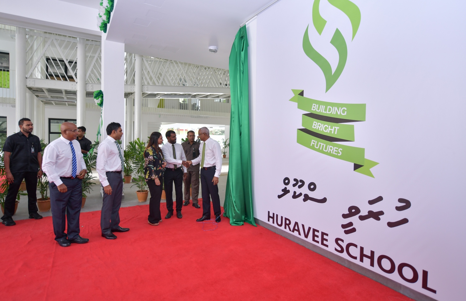 ހުޅުމާލެ: ޖެނުއަރީ 13، 2019- ރާއްޖޭގައި މިހާތަނަށް އިމާރާތްކުރި އެންމެ ބޮޑު ސްކޫލް، ހުޅުމާލޭގެ ހުރަވީ ސްކޫލް ރަސްމީކޮށް ހުޅުއްވައި ދެއްވުމަށް ފަހު، ރައީސް އިބްރާހިމް މުހައްމަދު ސޯލިހް ބައެއް ބޭފުޅުންނާ ސަލާމް ކުރައްވަނީ.--- ފޮޓޯ: އަހުމަދު ނިޝާތު/މިހާރު