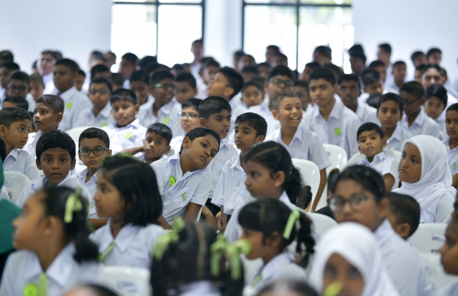 ހުޅުމާލެ: ޖެނުއަރީ 13، 2019- ރާއްޖޭގައި މިހާތަނަށް އިމާރާތްކުރި އެންމެ ބޮޑު ސްކޫލް، ހުޅުމާލޭގެ ހުރަވީ ސްކޫލް ރަސްމީކޮށް ހުޅުވުމުގެ ޖަލްސާގައި ބައިވެރިވި ބައެއް ދަރިވަރުން.--- ފޮޓޯ: އަހުމަދު ނިޝާތު/މިހާރު