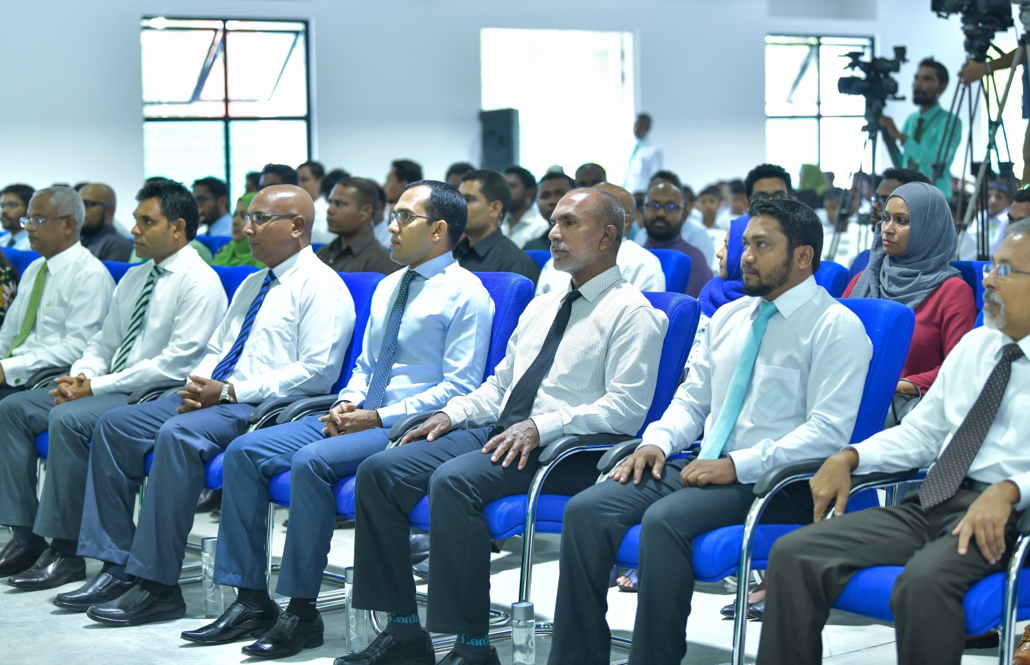 ހުޅުމާލެ: ޖެނުއަރީ 13، 2019- ރާއްޖޭގައި މިހާތަނަށް އިމާރާތްކުރި އެންމެ ބޮޑު ސްކޫލް، ހުޅުމާލޭގެ ހުރަވީ ސްކޫލް ރަސްމީކޮށް ހުޅުވުމުގެ ރަސްމިއްޔާތުގައި ބައިވެރިވެވަޑައިގެންނެވި ބައެއް ބޭފުޅުން.--- ފޮޓޯ: އަހުމަދު ނިޝާތު/މިހާރު