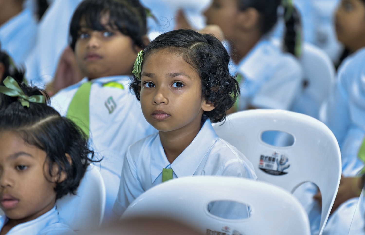 ހުޅުމާލެ: ޖެނުއަރީ 13، 2019- ރާއްޖޭގައި މިހާތަނަށް އިމާރާތްކުރި އެންމެ ބޮޑު ސްކޫލް، ހުޅުމާލޭގެ ހުރަވީ ސްކޫލް ރަސްމީކޮށް ހުޅުވުމުގެ ޖަލްސާގައި ބައިވެރިވި ބައެއް ދަރިވަރުން.--- ފޮޓޯ: އަހުމަދު ނިޝާތު/މިހާރު