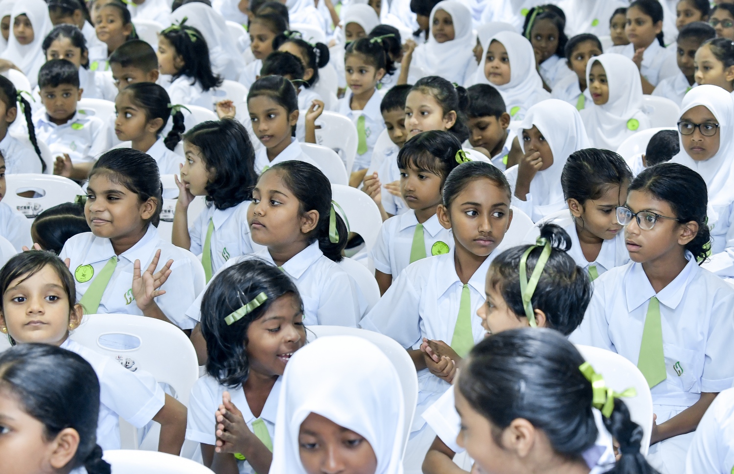 ހުޅުމާލެ: ޖެނުއަރީ 13، 2019- ރާއްޖޭގައި މިހާތަނަށް އިމާރާތްކުރި އެންމެ ބޮޑު ސްކޫލް، ހުޅުމާލޭގެ ހުރަވީ ސްކޫލް ރަސްމީކޮށް ހުޅުވުމުގެ ޖަލްސާގައި ބައިވެރިވި ބައެއް ދަރިވަރުން.--- ފޮޓޯ: އަހުމަދު ނިޝާތު/މިހާރު