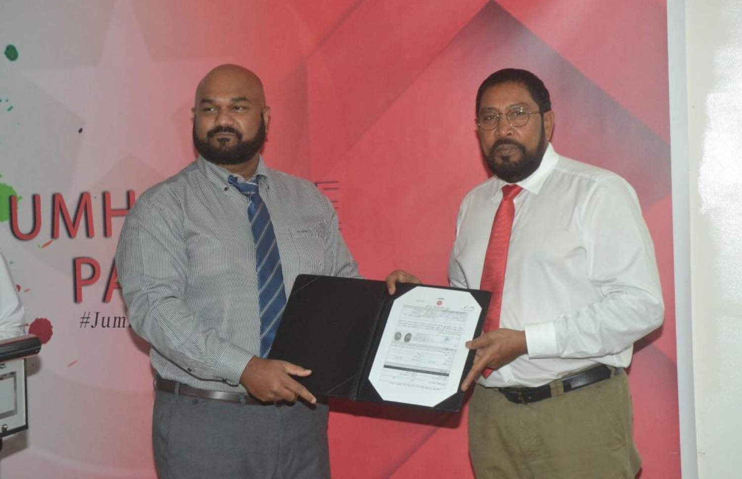 އެންއައިސީގެ ކުރީގެ ރައީސް މާނިއު ޖޭޕީއަށް ސޮއިކުރެއްވުމަށް ފަހު، އެ ޕާޓީގެ ލީޑަރު ގާސިމާ ފޯމު ހަވާލުކުރައްވަނ --- ފޮޓޯ: ޖޭޕީ