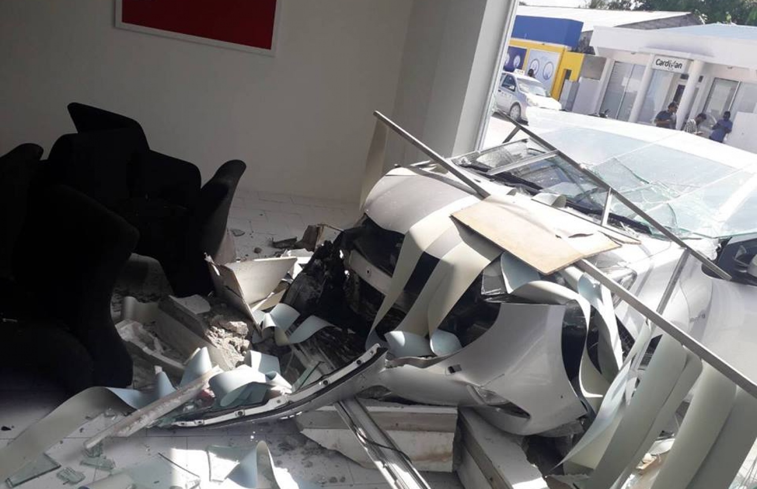 އެސްބީއައި ހިތަދޫ ބްރާންޗްގެ ތެރެއަށް ކާރު ވަދެފައި --ފޮޓޯ/ ސޮބްރީ