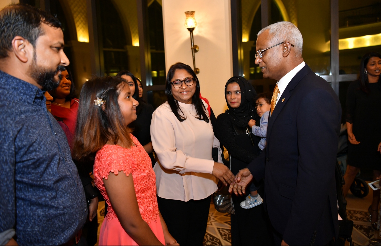 ޔޫއޭއީ: ޖެނުއަރީ 14، 2019- ރައީސް އިބްރާހިމް މުހައްމަދު ސޯލިހް، ޔުނައިޓެޑް އަރަބް އެމިރޭޓްސް (ޔޫއޭއީ) އަށް ކުރައްވަމުން ގެންދަވާ ރަސްމީ ދަތުރުފުޅުގައި އެގައުމުގައި ދިރިއުޅޭ ދިވެހިންނާ ބައްދަލުކުރެއްވުމުގެ ގޮތުން ބޭއްވި ހަފްލާގައި ބައިވެރިވި ދިވެހިންނާ ބައްދަލުކުރައްވަނީ.---ފޮޓޯ: ރައީސް އޮފީސް