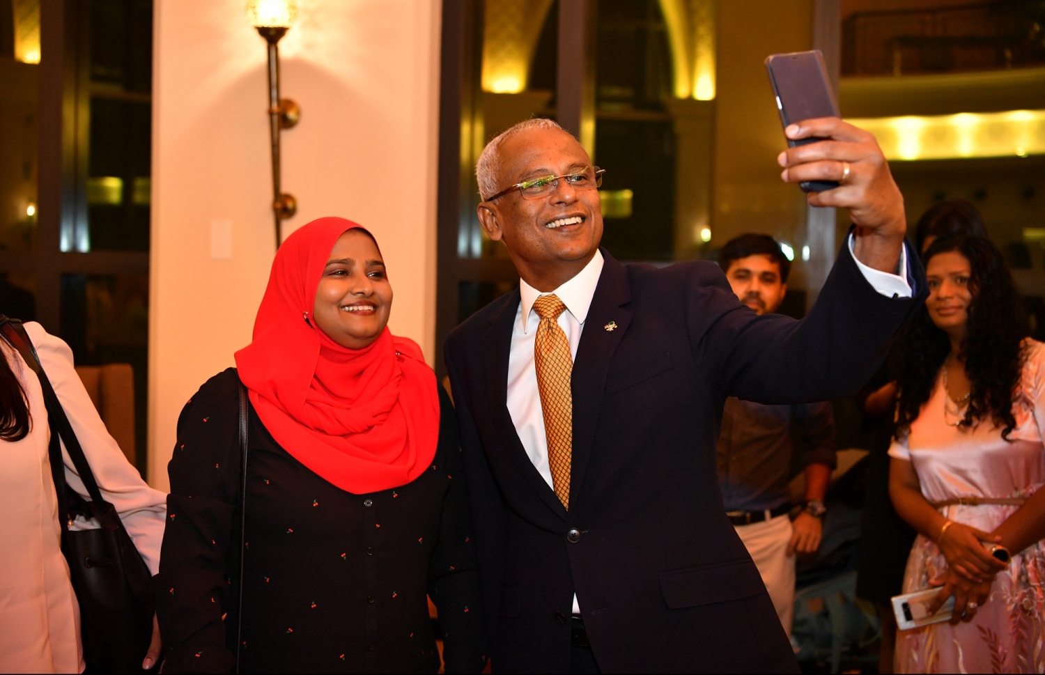 ޔޫއޭއީ: ޖެނުއަރީ 14، 2019- ރައީސް އިބްރާހިމް މުހައްމަދު ސޯލިހް، ޔުނައިޓެޑް އަރަބް އެމިރޭޓްސް (ޔޫއޭއީ) އަށް ކުރައްވަމުން ގެންދަވާ ރަސްމީ ދަތުރުފުޅުގައި އެގައުމުގައި ދިރިއުޅޭ ދިވެހިންނާ ބައްދަލުކުރެއްވުމުގެ ގޮތުން ބޭއްވި ހަފްލާގެ ބައިވެރިއަކާއެކު ސެލްފީއެއް ނަންގަވަނީ.---ފޮޓޯ: ރައީސް އޮފީސް