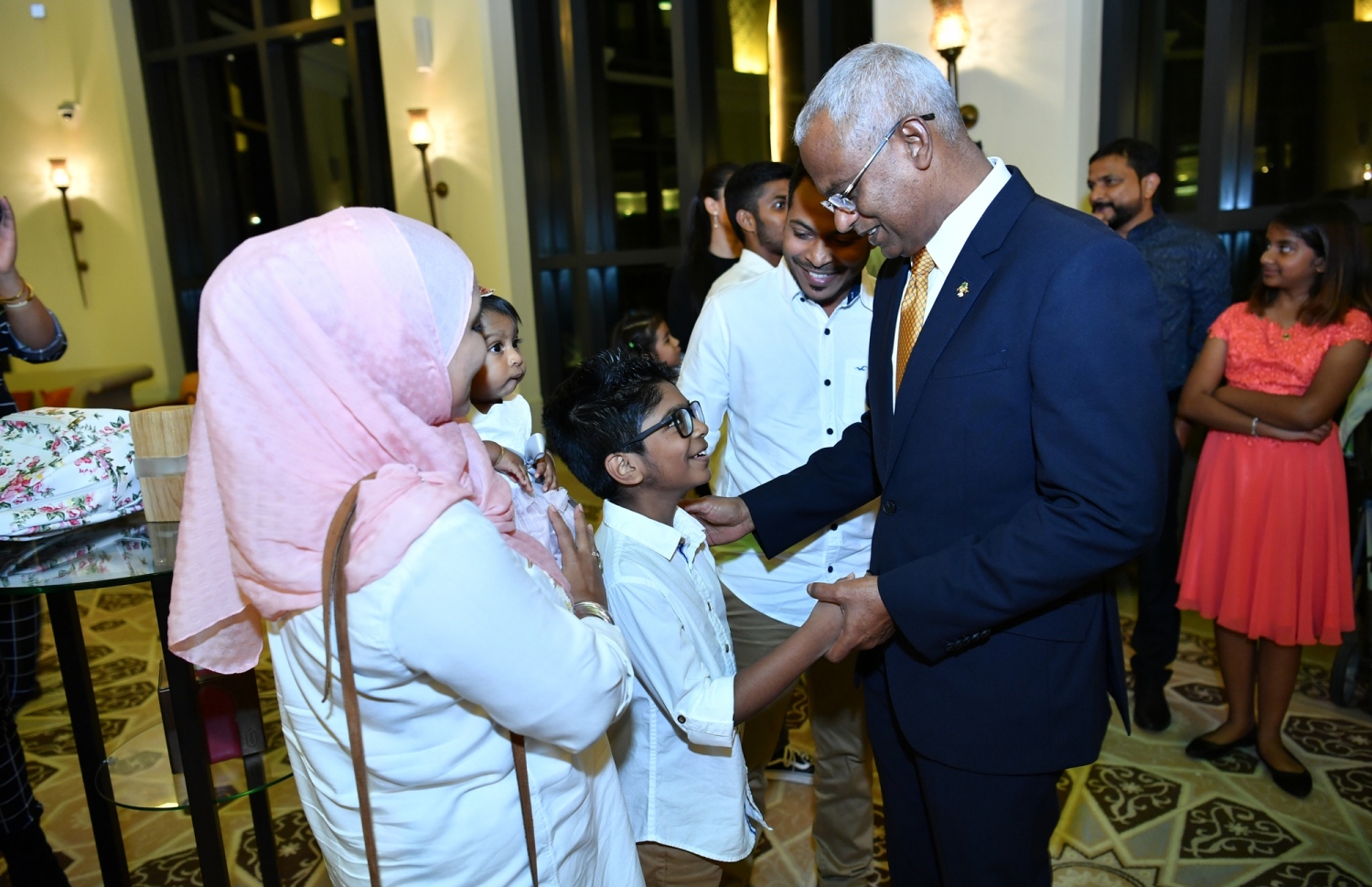 ޔޫއޭއީ: ޖެނުއަރީ 14، 2019- ރައީސް އިބްރާހިމް މުހައްމަދު ސޯލިހް، ޔުނައިޓެޑް އަރަބް އެމިރޭޓްސް (ޔޫއޭއީ) އަށް ކުރައްވަމުން ގެންދަވާ ރަސްމީ ދަތުރުފުޅުގައި އެގައުމުގައި ދިރިއުޅޭ ދިވެހިންނާ ބައްދަލުކުރެއްވުމުގެ ގޮތުން ބޭއްވި ހަފްލާގައި ބައިވެރިވި ދިވެހި ކުޑަކުއްޖަކާ ސަލާމްކުރައްވަނީ.---ފޮޓޯ: ރައީސް އޮފީސް