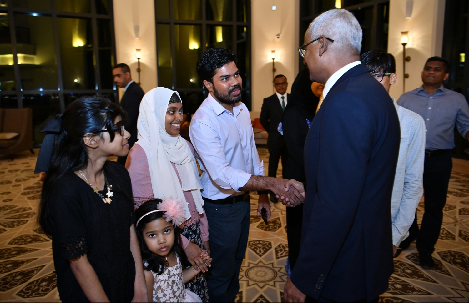 ޔޫއޭއީ: ޖެނުއަރީ 14، 2019- ރައީސް އިބްރާހިމް މުހައްމަދު ސޯލިހް، ޔުނައިޓެޑް އަރަބް އެމިރޭޓްސް (ޔޫއޭއީ) އަށް ކުރައްވަމުން ގެންދަވާ ރަސްމީ ދަތުރުފުޅުގައި އެގައުމުގައި ދިރިއުޅޭ ދިވެހިންނާ ބައްދަލުކުރެއްވުމުގެ ގޮތުން ބޭއްވި ހަފްލާގައި ބައިވެރިވި ބައެއް ދިވެހިންނާ ސަލާމްކުރައްވަނީ.---ފޮޓޯ: ރައީސް އޮފީސް