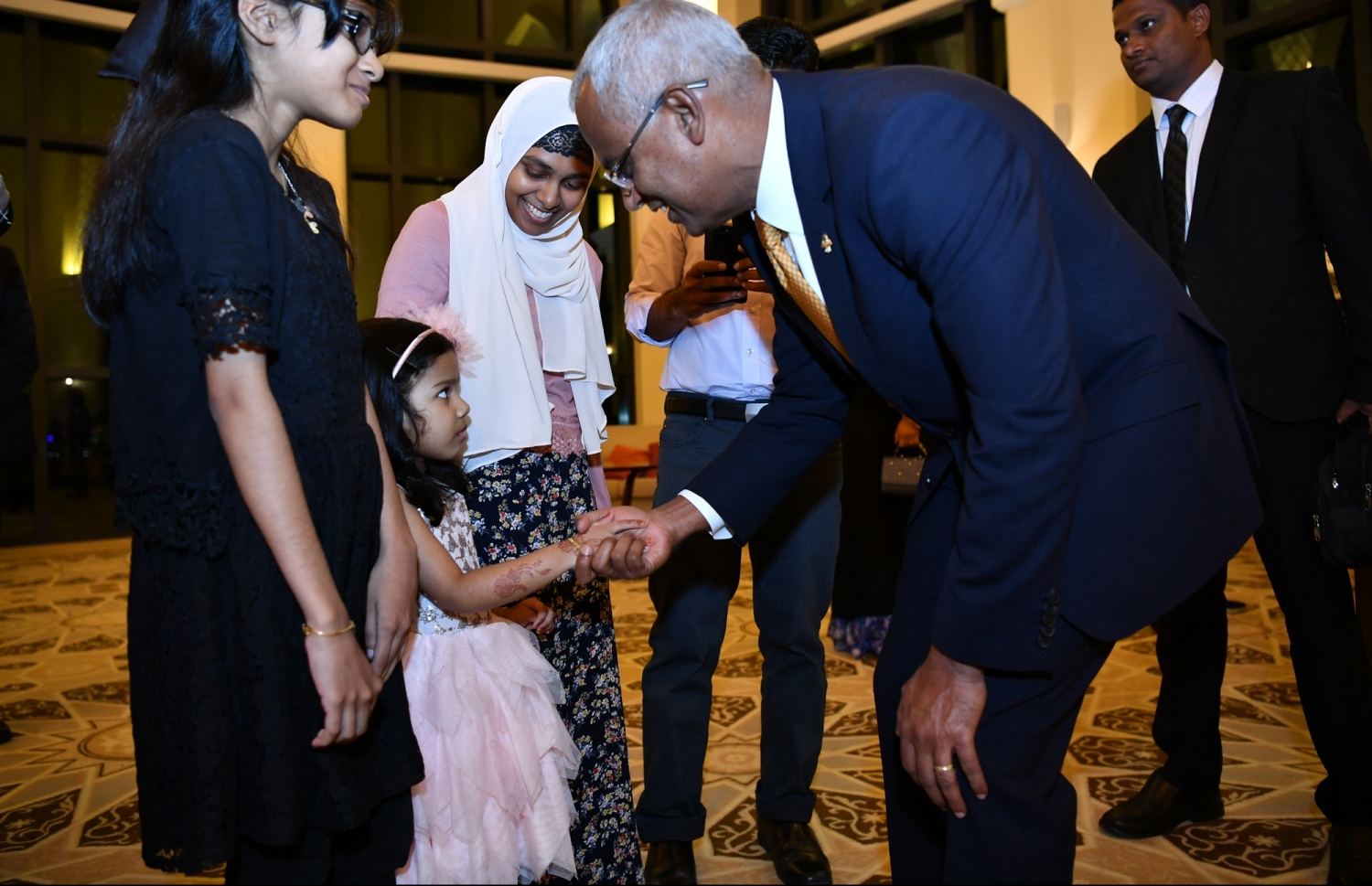 ޔޫއޭއީ: ޖެނުއަރީ 14، 2019- ރައީސް އިބްރާހިމް މުހައްމަދު ސޯލިހް، ޔުނައިޓެޑް އަރަބް އެމިރޭޓްސް (ޔޫއޭއީ) އަށް ކުރައްވަމުން ގެންދަވާ ރަސްމީ ދަތުރުފުޅުގައި އެގައުމުގައި ދިރިއުޅޭ ދިވެހިންނާ ބައްދަލުކުރެއްވުމުގެ ގޮތުން ބޭއްވި ހަފްލާގައި ކުޑަކުއްޖަކާ ސަލާމް ކުރައްވަނީ.---ފޮޓޯ: ރައީސް އޮފީސް