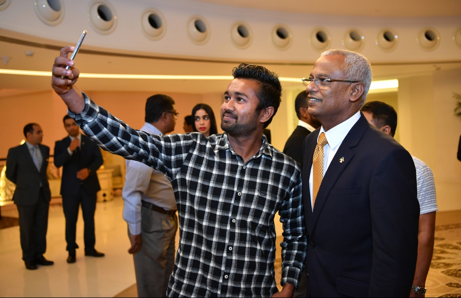 ޔޫއޭއީ: ޖެނުއަރީ 14، 2019- ރައީސް އިބްރާހިމް މުހައްމަދު ސޯލިހް، ޔުނައިޓެޑް އަރަބް އެމިރޭޓްސް (ޔޫއޭއީ) އަށް ކުރައްވަމުން ގެންދަވާ ރަސްމީ ދަތުރުފުޅުގައި އެގައުމުގައި ދިރިއުޅޭ ދިވެހިންނާ ބައްދަލުކުރެއްވުމުގެ ގޮތުން ބޭއްވި ހަފްލާގައި ދިވެއްސަކާއެކު ސެލްފީއަކަށް ހުއްޓިވަޑައިގެން.---ފޮޓޯ: ރައީސް އޮފީސް