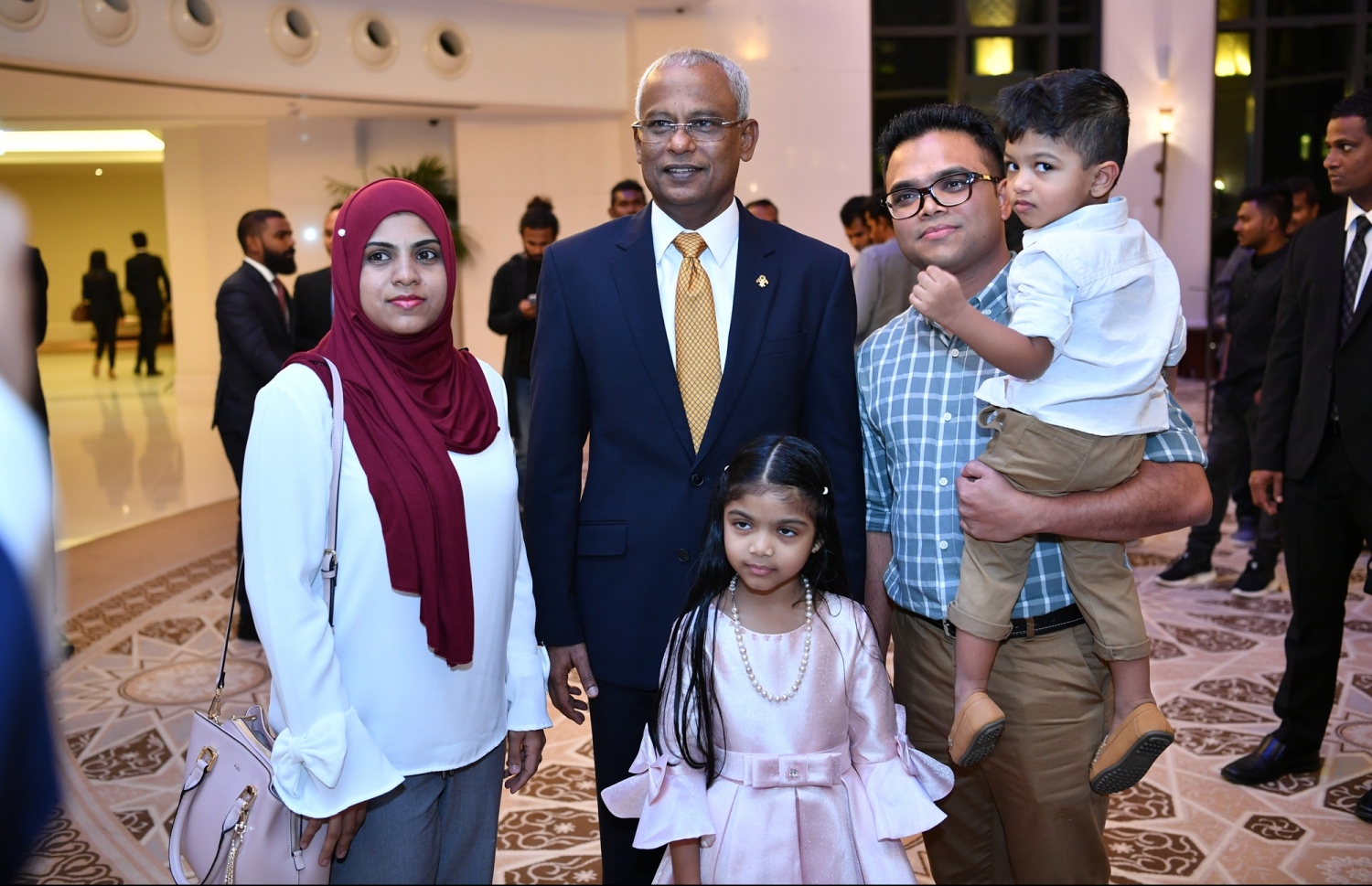 ޔޫއޭއީ: ޖެނުއަރީ 14، 2019- ރައީސް އިބްރާހިމް މުހައްމަދު ސޯލިހް، ޔުނައިޓެޑް އަރަބް އެމިރޭޓްސް (ޔޫއޭއީ) އަށް ކުރައްވަމުން ގެންދަވާ ރަސްމީ ދަތުރުފުޅުގައި އެގައުމުގައި ދިރިއުޅޭ ދިވެހިންނާ ބައްދަލުކުރެއްވުމުގެ ގޮތުން ބޭއްވި ހަފްލާގައި ދިވެހި ބަޔަކާއެކު ފޮޓޯއަކަށް ހުއްޓިވަޑައިގެން.---ފޮޓޯ: ރައީސް އޮފީސް