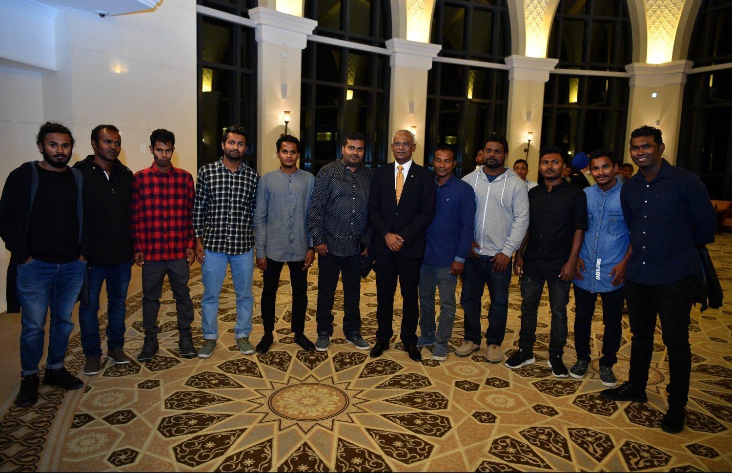 ޔޫއޭއީ: ޖެނުއަރީ 14، 2019- ރައީސް އިބްރާހިމް މުހައްމަދު ސޯލިހް، ޔުނައިޓެޑް އަރަބް އެމިރޭޓްސް (ޔޫއޭއީ) އަށް ކުރައްވަމުން ގެންދަވާ ރަސްމީ ދަތުރުފުޅުގައި އެގައުމުގައި ދިރިއުޅޭ ދިވެހިންނާ ބައްދަލުކުރެއްވުމުގެ ގޮތުން ބޭއްވި ހަފްލާގައި ދިވެހި ބަޔަކާއެކު ފޮޓޯއަކަށް ހުއްޓިވަޑައިގެން.---ފޮޓޯ: ރައީސް އޮފީސް