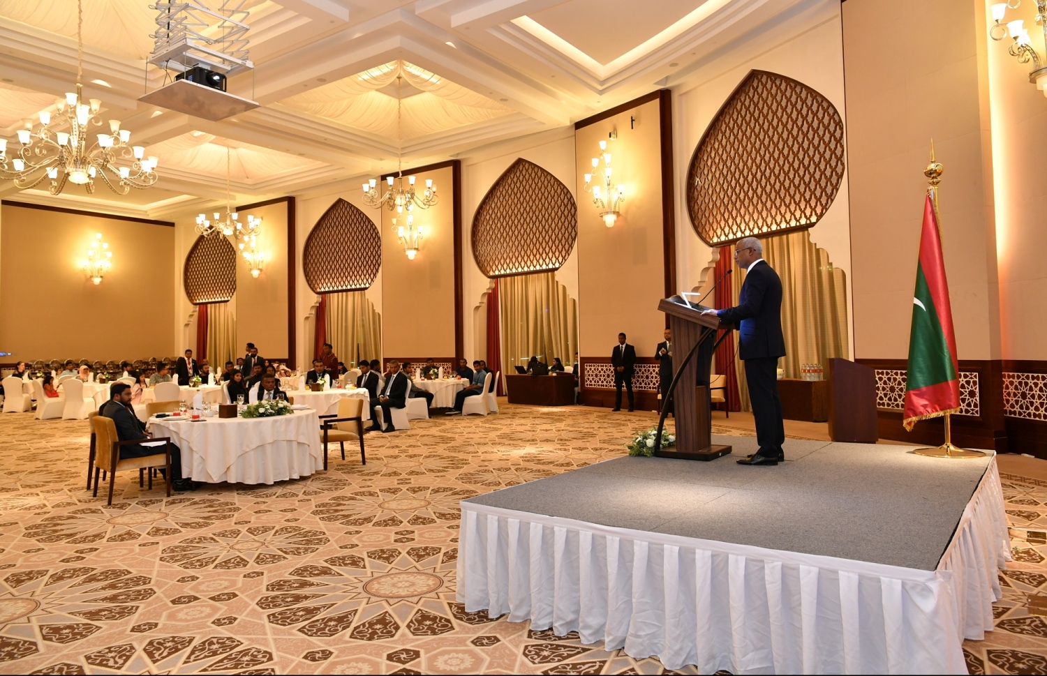 ޔޫއޭއީ: ޖެނުއަރީ 14، 2019- ރައީސް އިބްރާހިމް މުހައްމަދު ސޯލިހް، ޔުނައިޓެޑް އަރަބް އެމިރޭޓްސް (ޔޫއޭއީ) އަށް ކުރައްވަމުން ގެންދަވާ ރަސްމީ ދަތުރުފުޅުގައި އެގައުމުގައި ދިރިއުޅޭ ދިވެހިންނާ ބައްދަލުކުރެއްވުމުގެ ގޮތުން ބޭއްވި ހަފްލާގައި ވާހަކަ ދައްކަވަނީ.---ފޮޓޯ: ރައީސް އޮފީސް