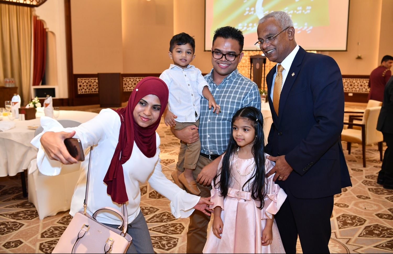 ޔޫއޭއީގައި ދިރިއުޅޭ ދިވެހިންނާ ރައީސް ބައްދަލުކުރެއްވުން