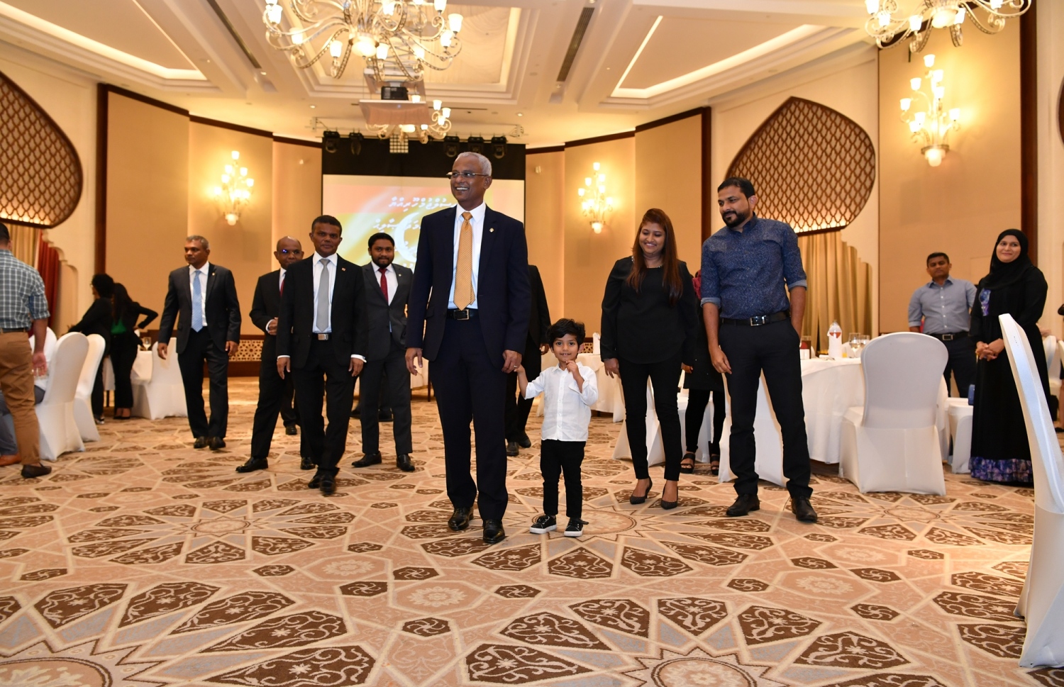 ޔޫއޭއީ: ޖެނުއަރީ 14، 2019- ރައީސް އިބްރާހިމް މުހައްމަދު ސޯލިހް، ޔުނައިޓެޑް އަރަބް އެމިރޭޓްސް (ޔޫއޭއީ) އަށް ކުރައްވަމުން ގެންދަވާ ރަސްމީ ދަތުރުފުޅުގައި އެގައުމުގައި ދިރިއުޅޭ ދިވެހިންނާ ބައްދަލުކުރެއްވުމުގެ ގޮތުން ބޭއްވި ހަފްލާގައި ކުޑަކުއްޖެއްގެ އަތުގައި ހިއްޕަވައިގެން ވަޑައިގަންނަވަނީ.---ފޮޓޯ: ރައީސް އޮފީސް