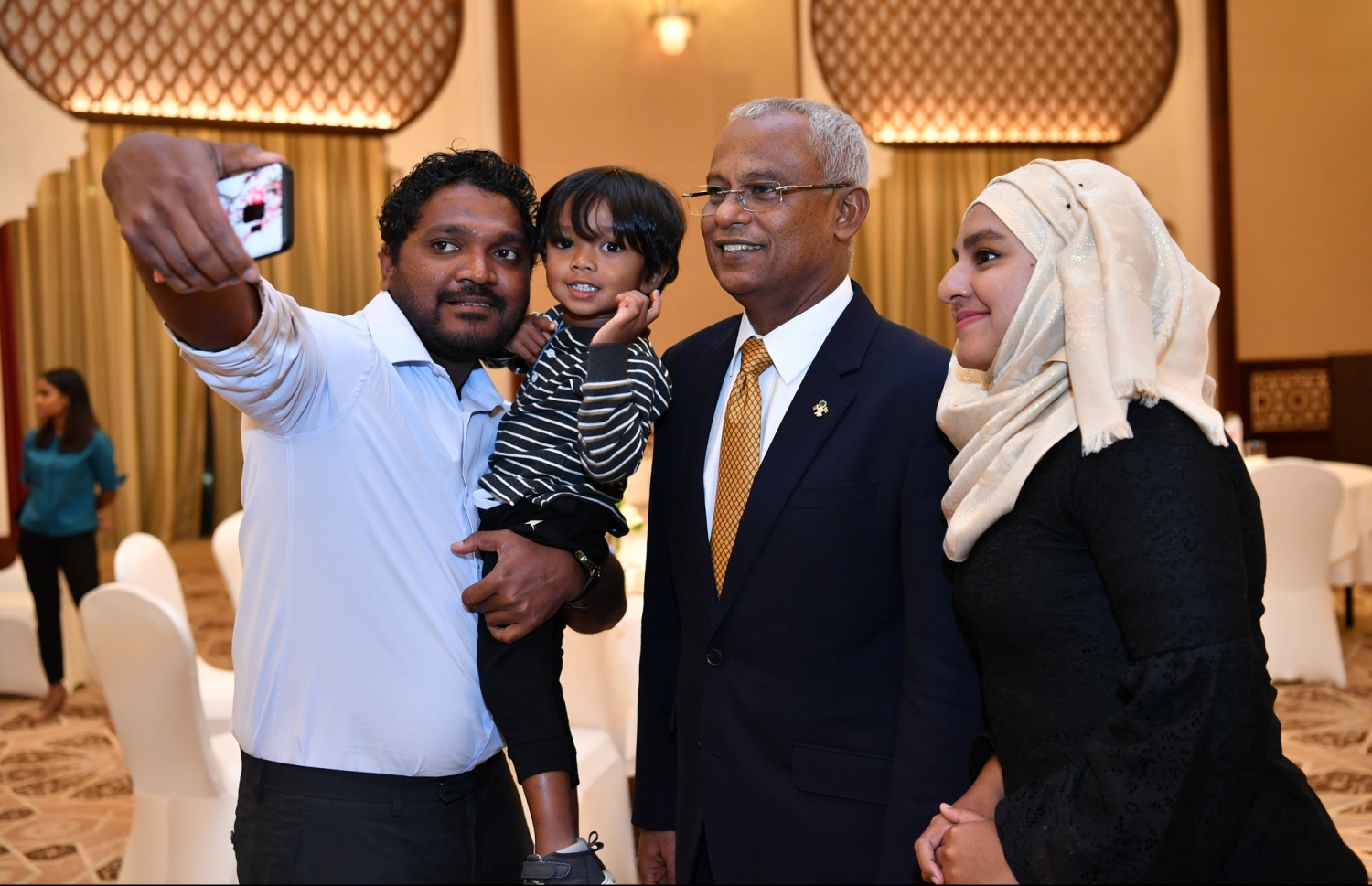 ޔޫއޭއީ: ޖެނުއަރީ 14، 2019- ރައީސް އިބްރާހިމް މުހައްމަދު ސޯލިހް، ޔުނައިޓެޑް އަރަބް އެމިރޭޓްސް (ޔޫއޭއީ) އަށް ކުރައްވަމުން ގެންދަވާ ރަސްމީ ދަތުރުފުޅުގައި އެގައުމުގައި ދިރިއުޅޭ ދިވެހިންނާ ބައްދަލުކުރެއްވުމުގެ ގޮތުން ބޭއްވި ހަފްލާގައި ދިވެހި ބަޔަކާއެކު ސެލްފީއަކަށް ހުއްޓިވަޑައިގެން.---ފޮޓޯ: ރައީސް އޮފީސް